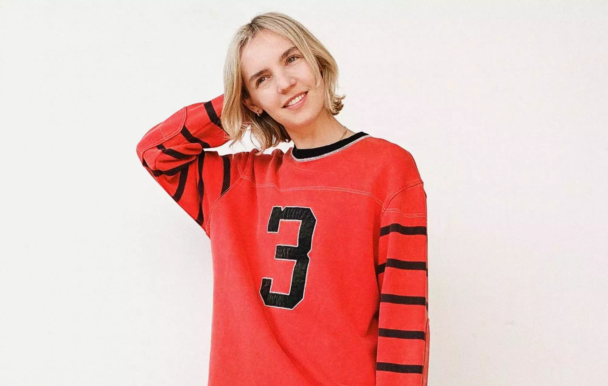 Escucha el nuevo single de inspiración country de The Japanese House ':)'