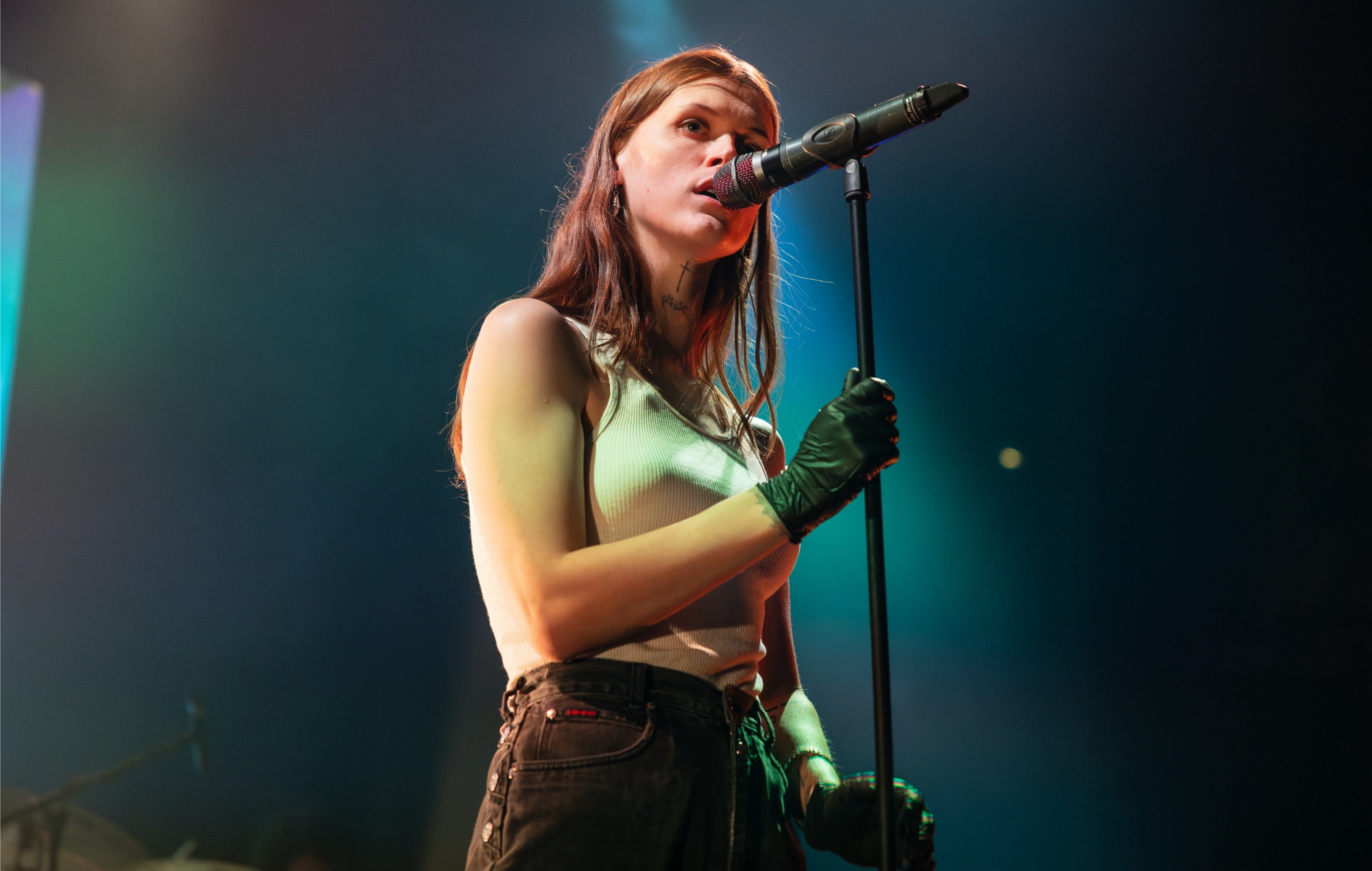 Ethel Cain arremete contra el comportamiento de los fans en los conciertos y dice que no deberían tener que "luchar por su vida sólo para escuchar música"