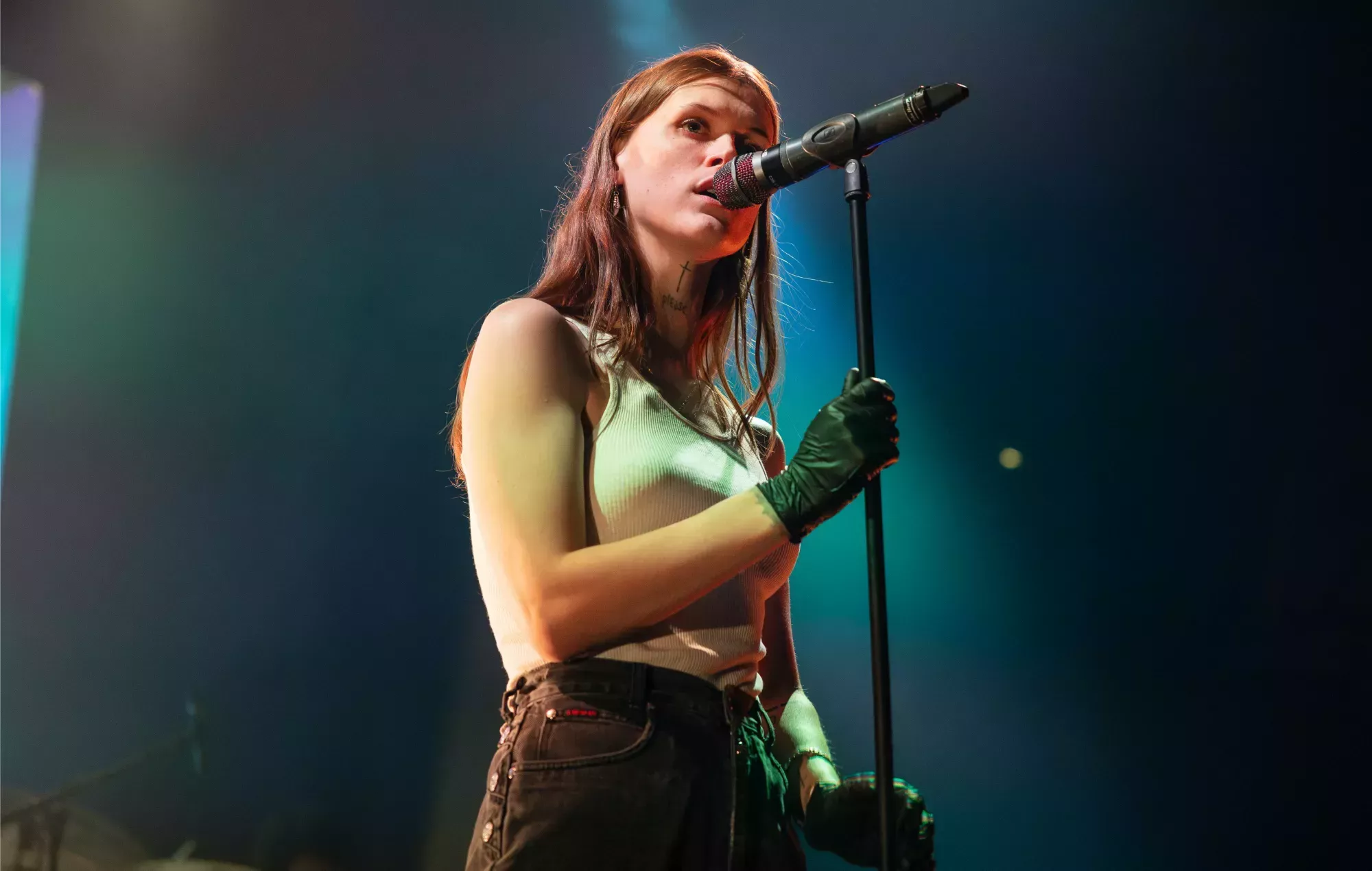 Ethel Cain arremete contra el comportamiento de los fans en los conciertos y dice que no deberían tener que 