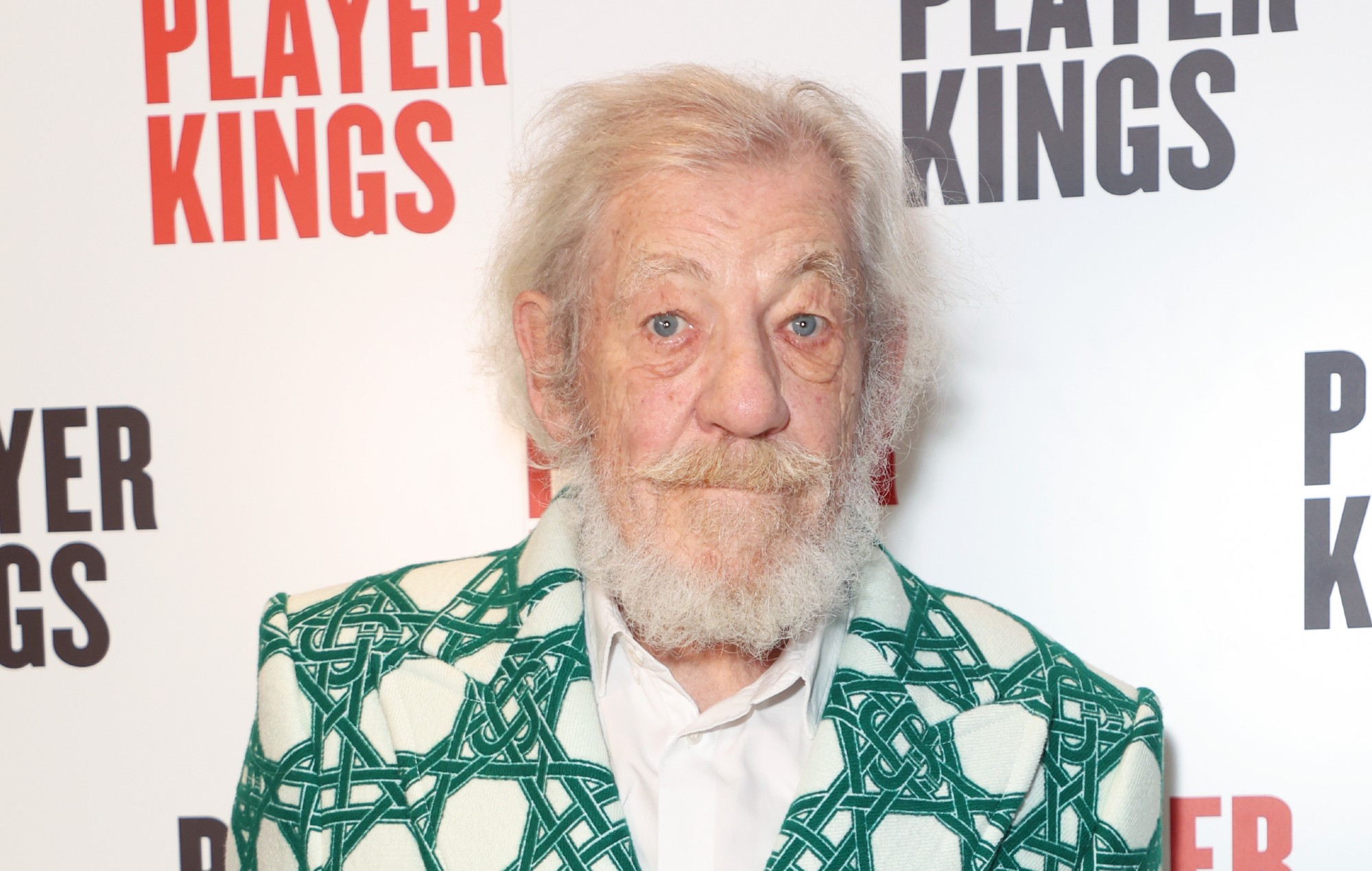 Ian McKellen se recuperará "rápida y totalmente" tras caerse del escenario durante una actuación en Londres