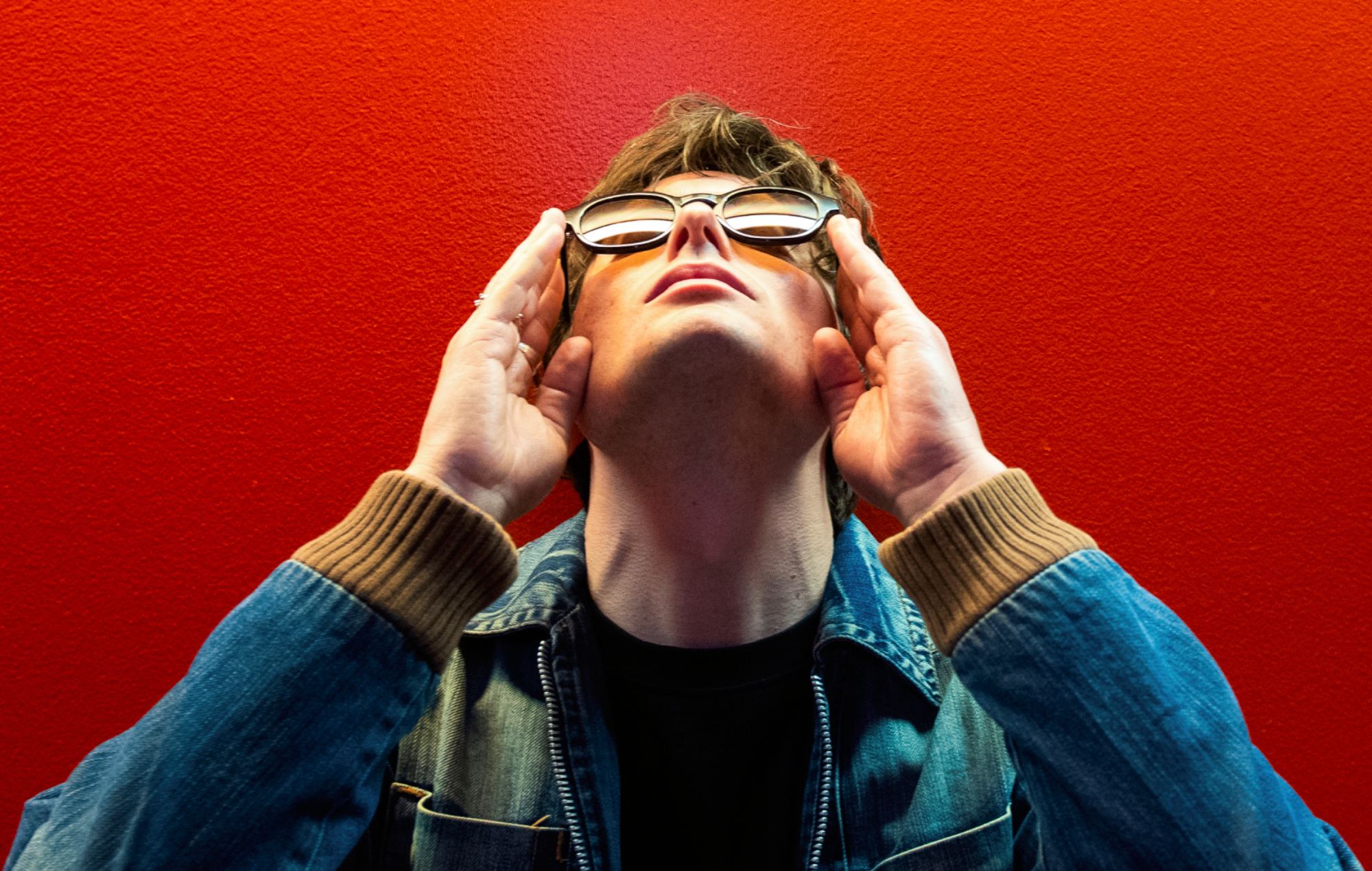 Jack Jones, de Trampolene, anuncia su álbum de debut en solitario con el nuevo single "Breathe".