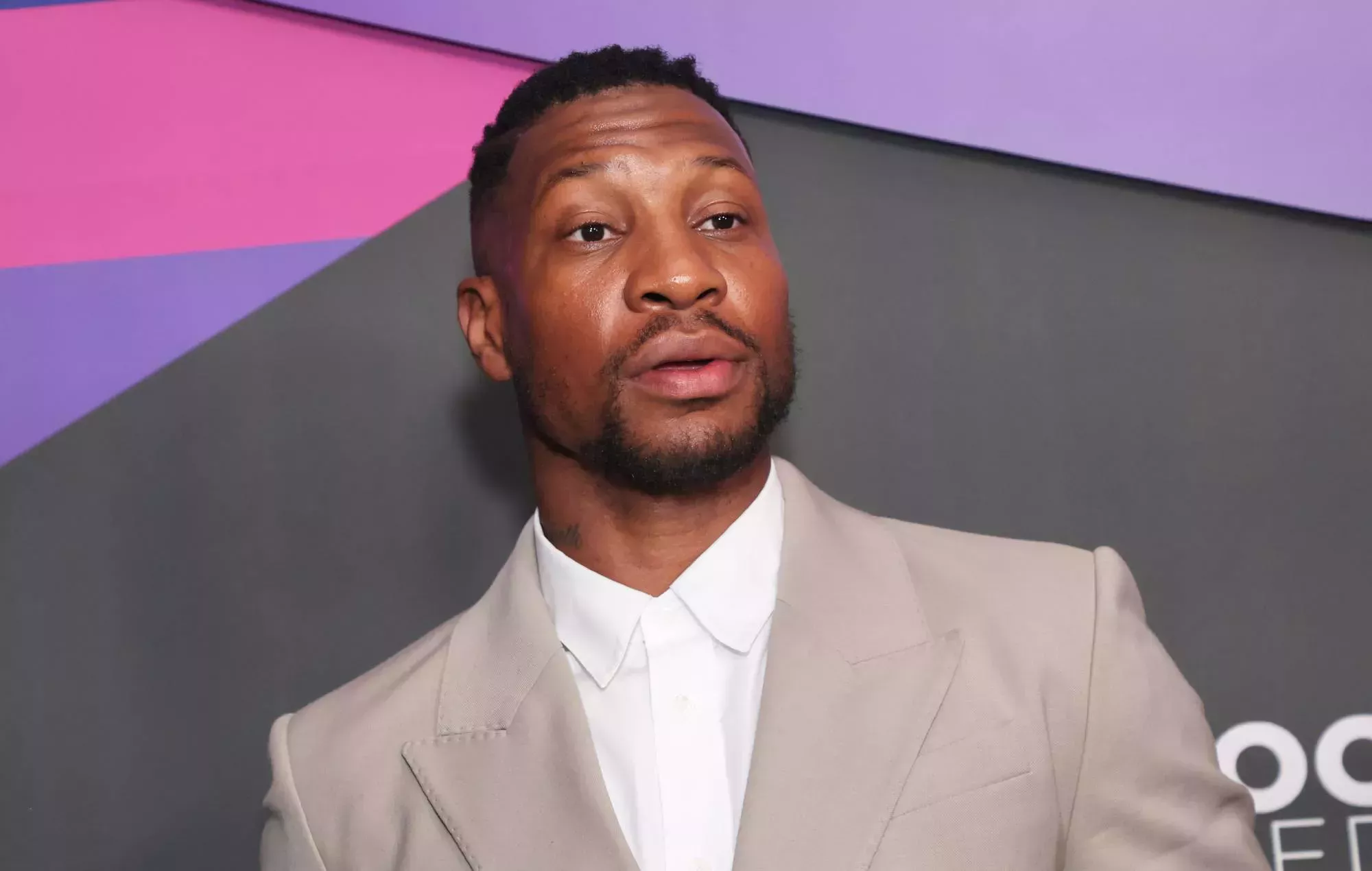 Jonathan Majors rompe a llorar durante su discurso de aceptación: