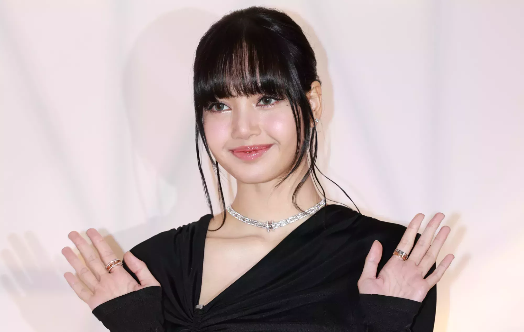 Lisa, de BLACKPINK, insinúa nueva música con teasers de