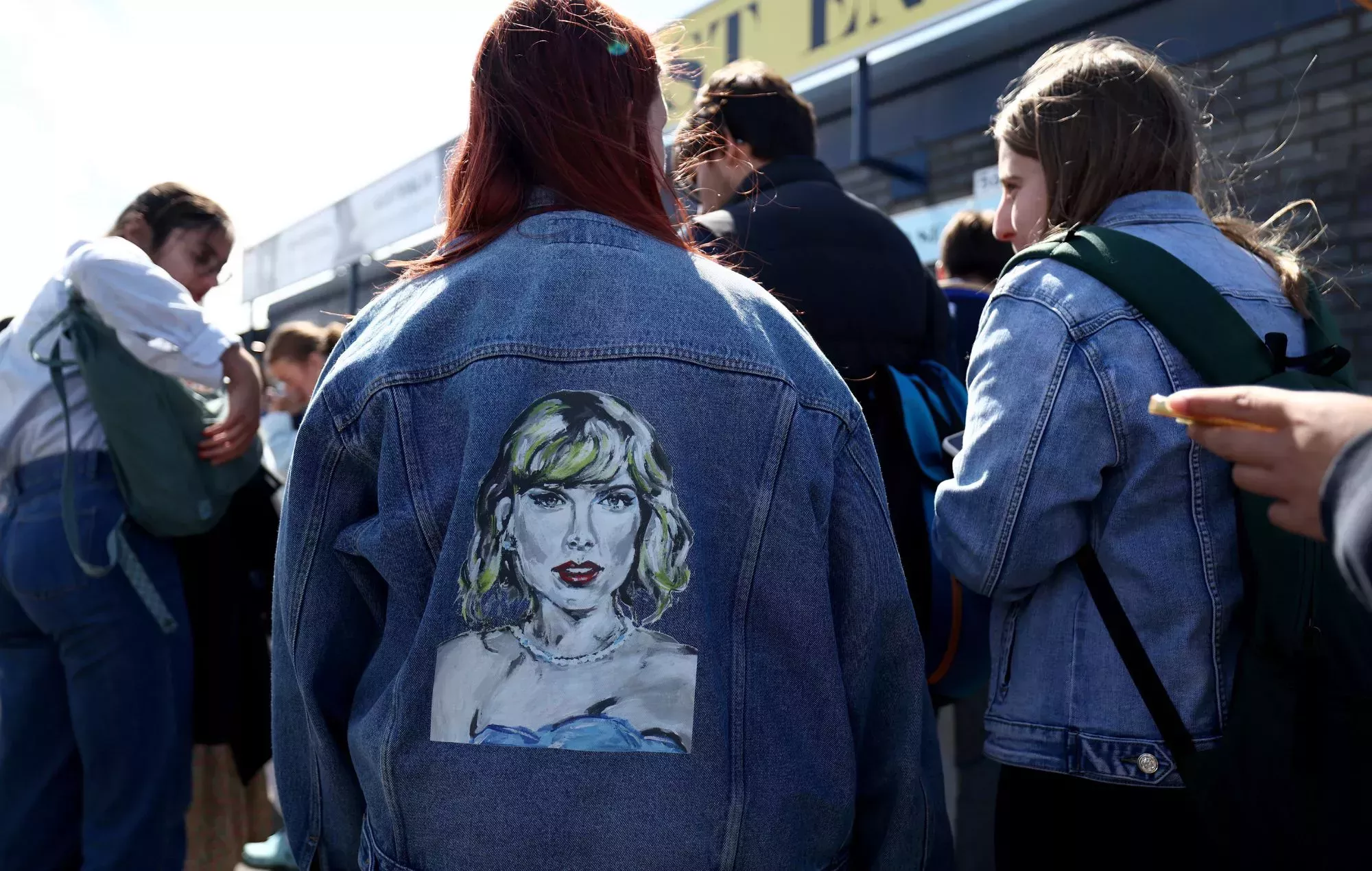 Los fans de Taylor Swift acampan frente al estadio de Wembley pese a la advertencia 