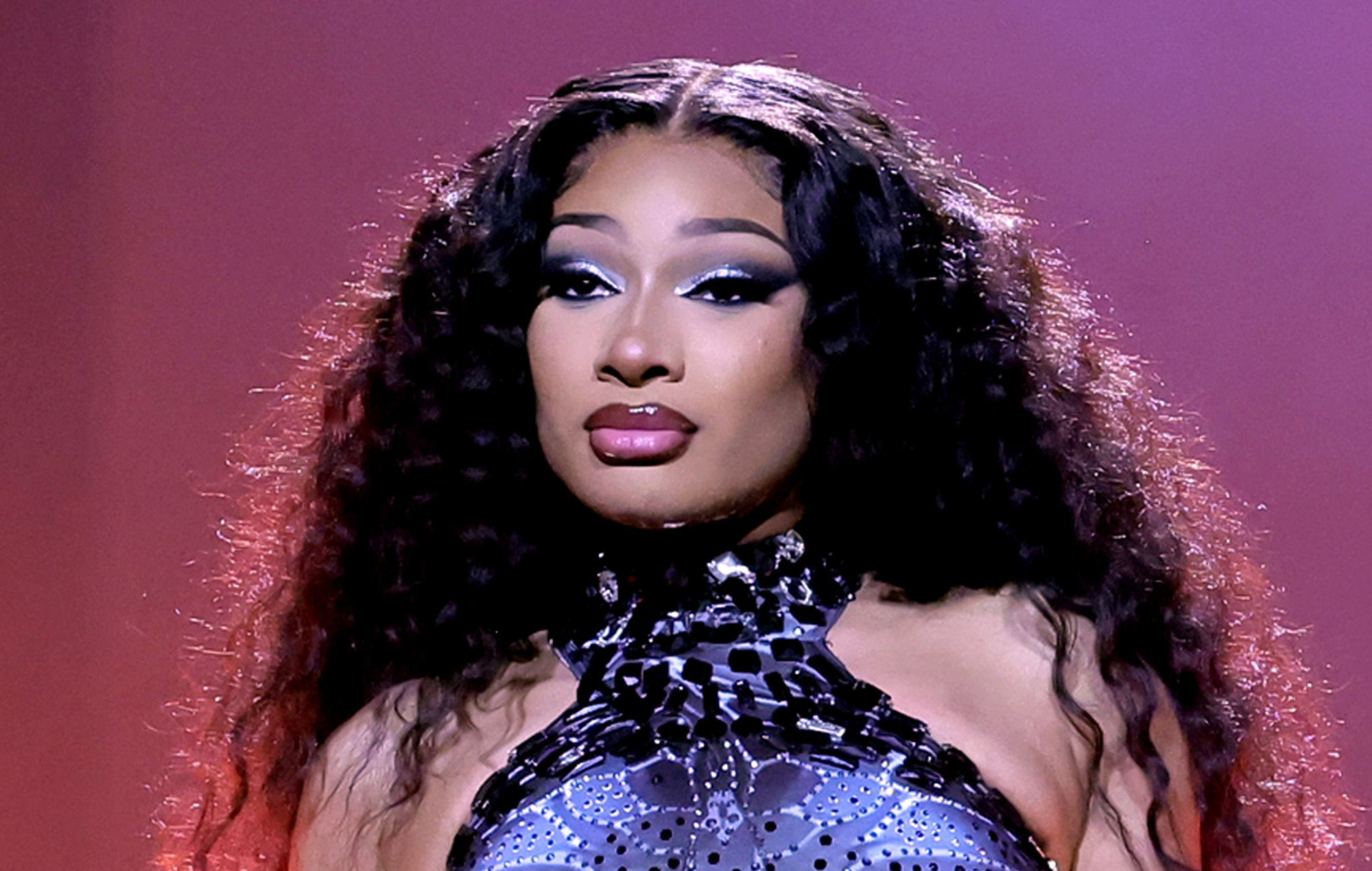 Megan Thee Stallion "saltó a través de ocho millones de aros" para samplear la serie de animación 'Jujutsu Kaisen' en su nuevo single 'Otaku Hot Girl'.