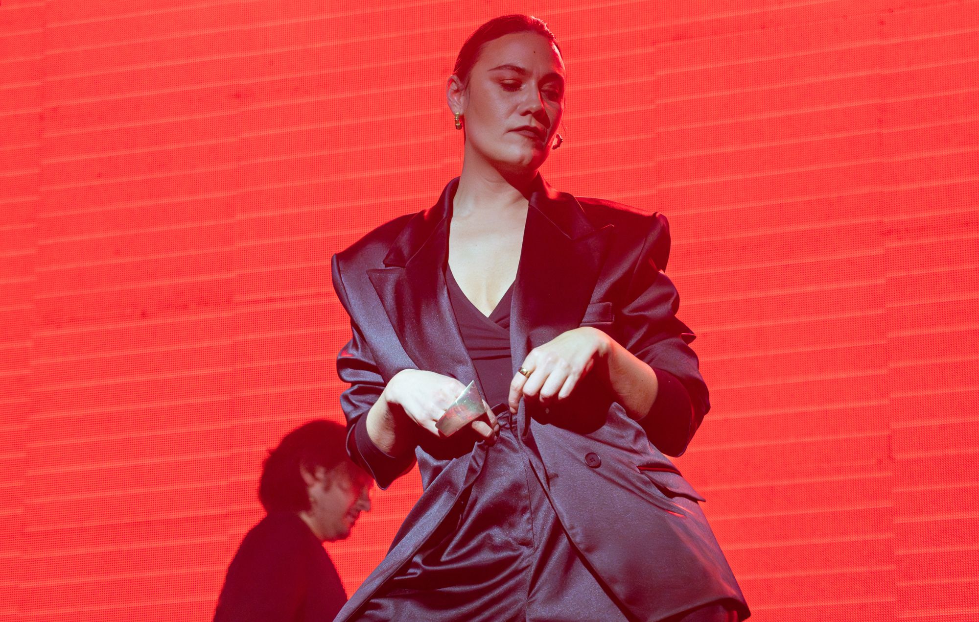 Nadine Shah explica su decisión de no tocar en Glastonbury por sus bajos honorarios: "Siento decírtelo, pero la música es mi trabajo"