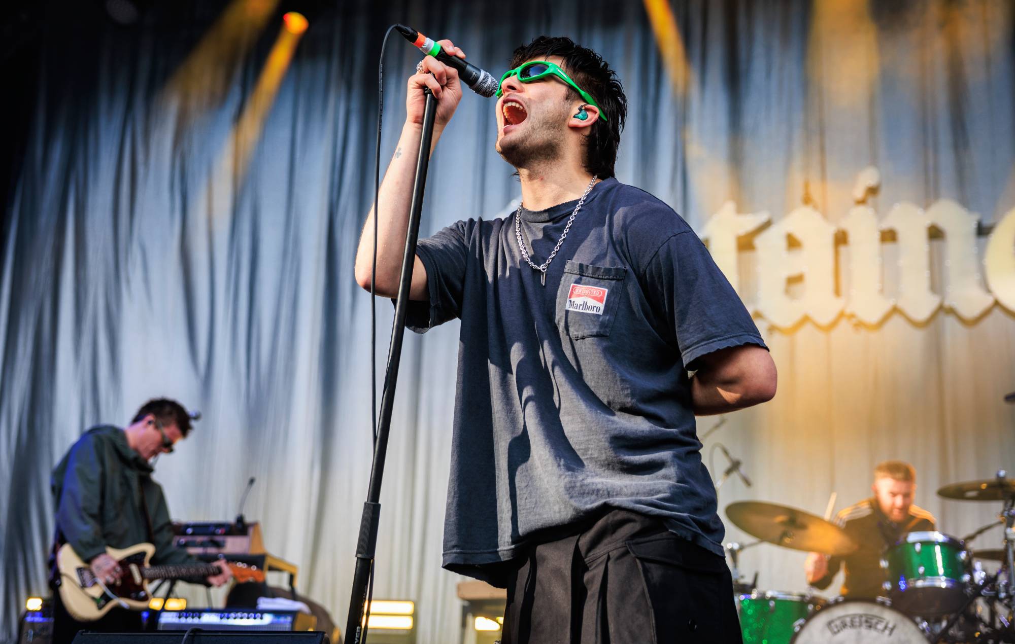 Vea a Fontaines D.C. interpretar el melancólico tema "Romance" en su gira europea de festivales