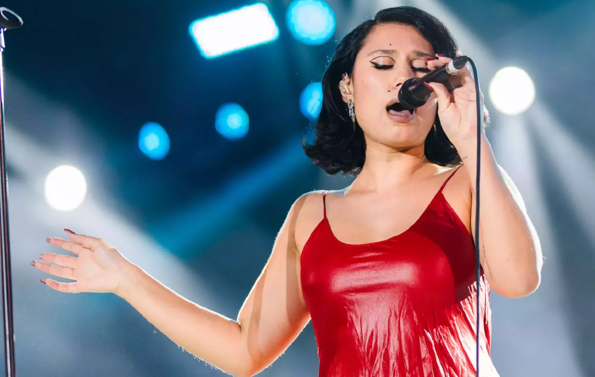 Vea a Raye interpretar su nuevo single 