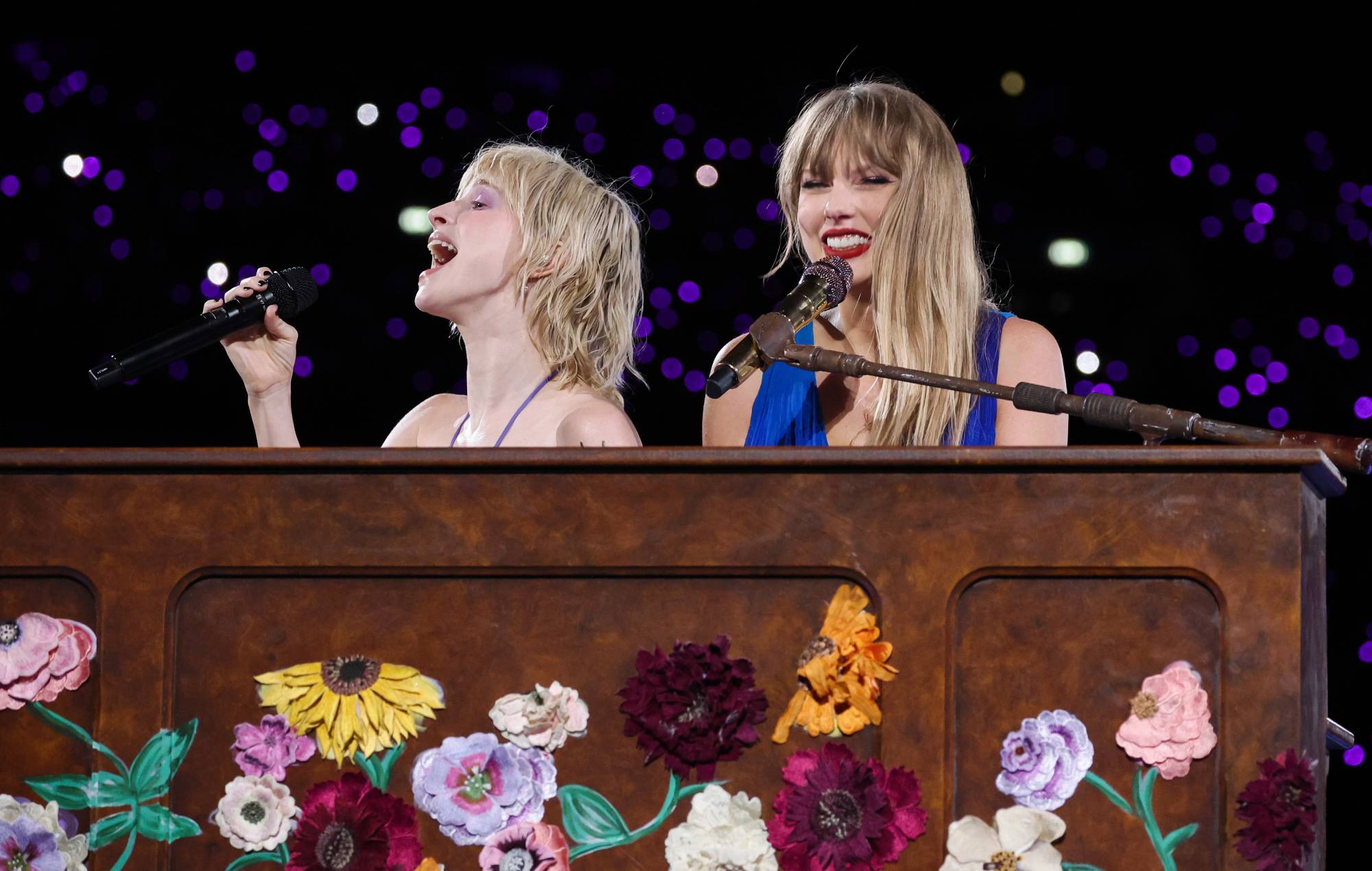Vea cómo Hayley Williams se une a Taylor Swift para interpretar "Castles Crumbling" en Londres