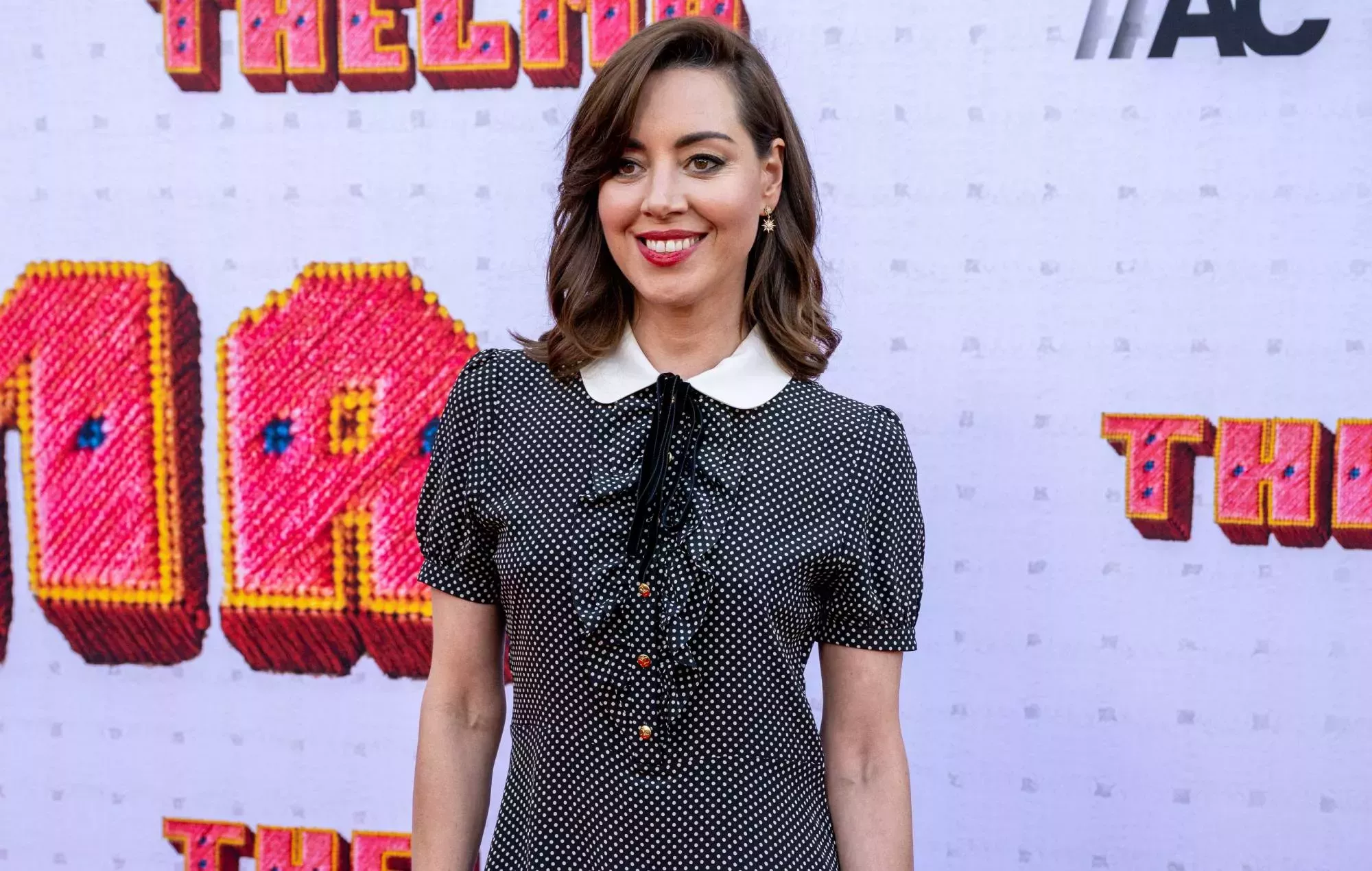 Aubrey Plaza lleva muletas por una