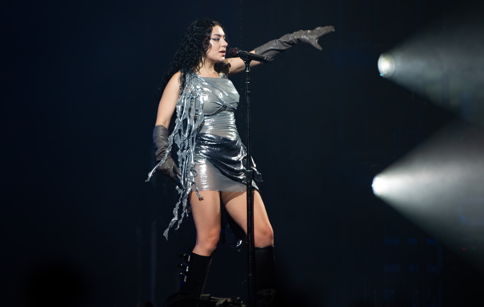Charli XCX habla de cómo quiere "transformar" los estadios en su gira 2024: "Definitivamente estamos en un mundo de fantasía"