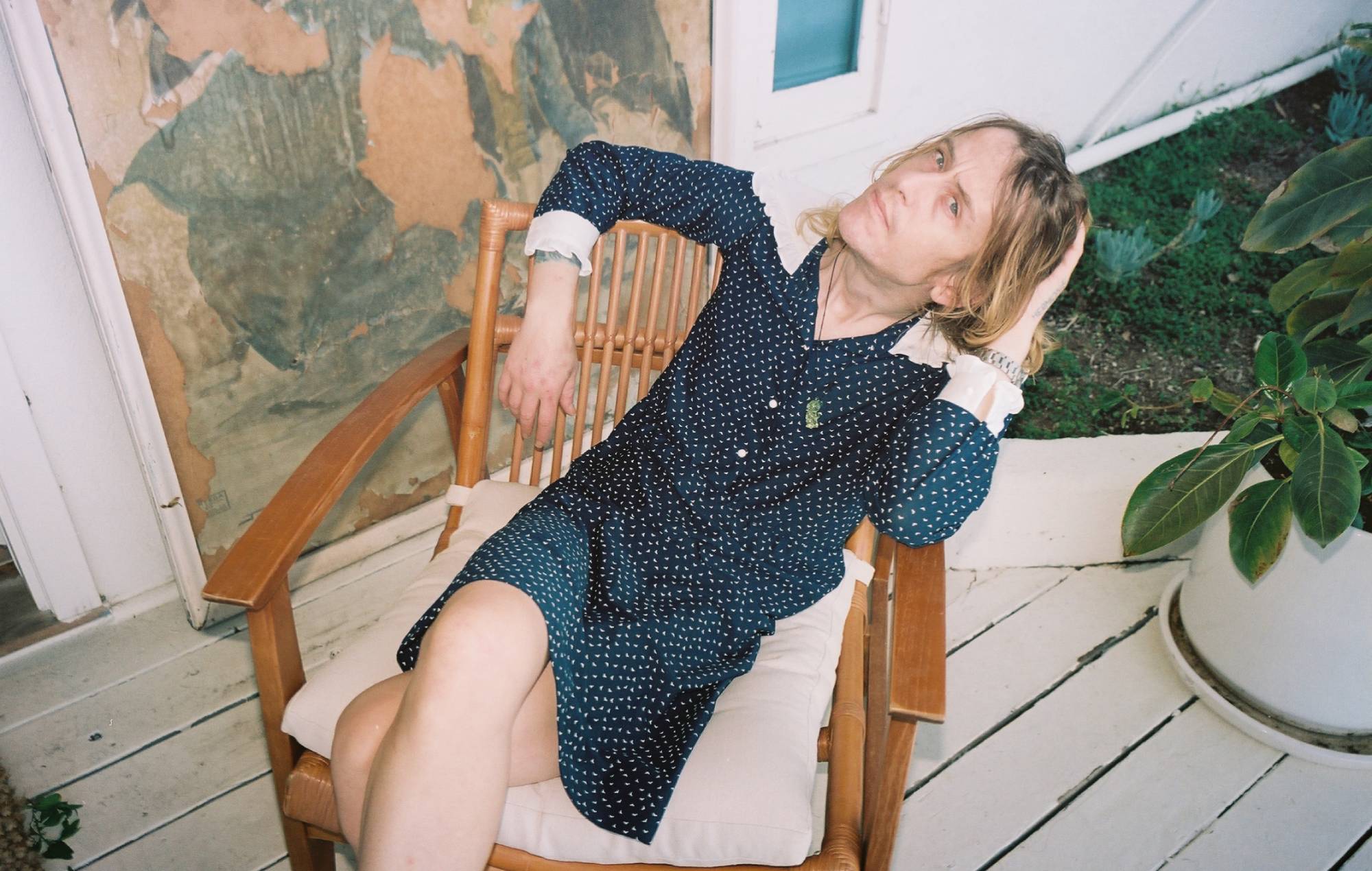 Christopher Owens vuelve con su primera música en siete años y comparte su nuevo single, "I Think About Heaven".