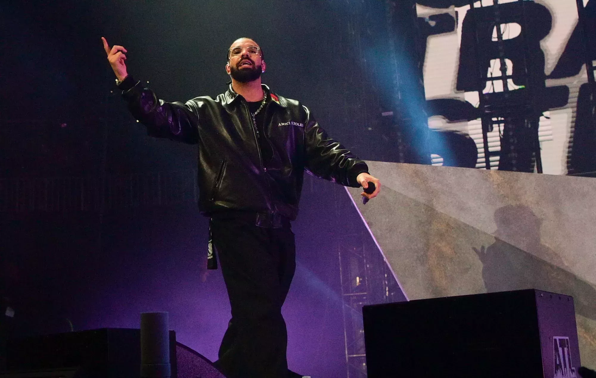 Drake comparte un vídeo de su mansión inundada mientras llueve torrencialmente en Toronto