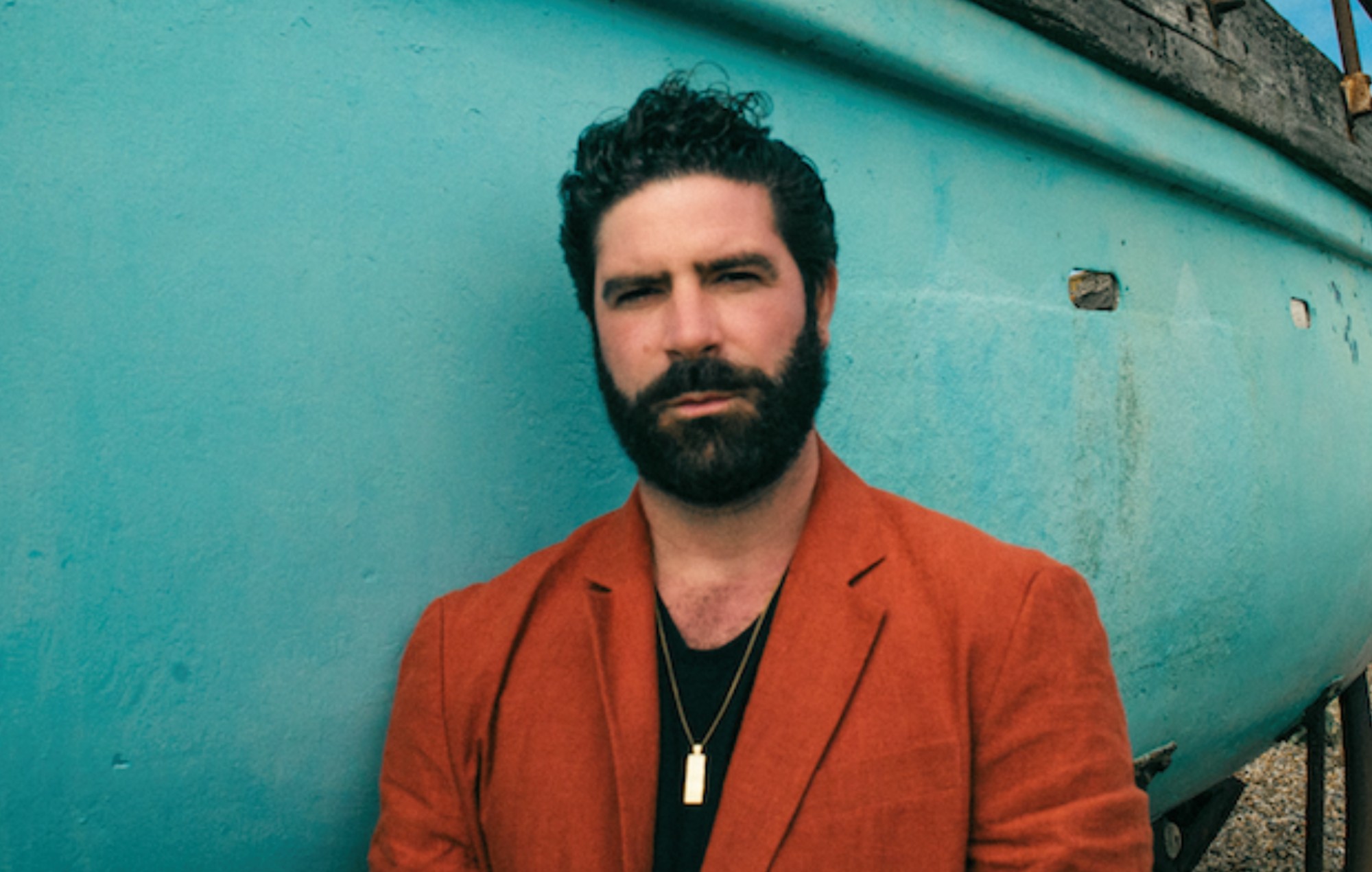 El proyecto Yannis Philippakis de Foals, Yannis &amp; The Yaw, comparte el vibrante single 'Rain Can't Reach Us' con Tony Allen. Tony Allen