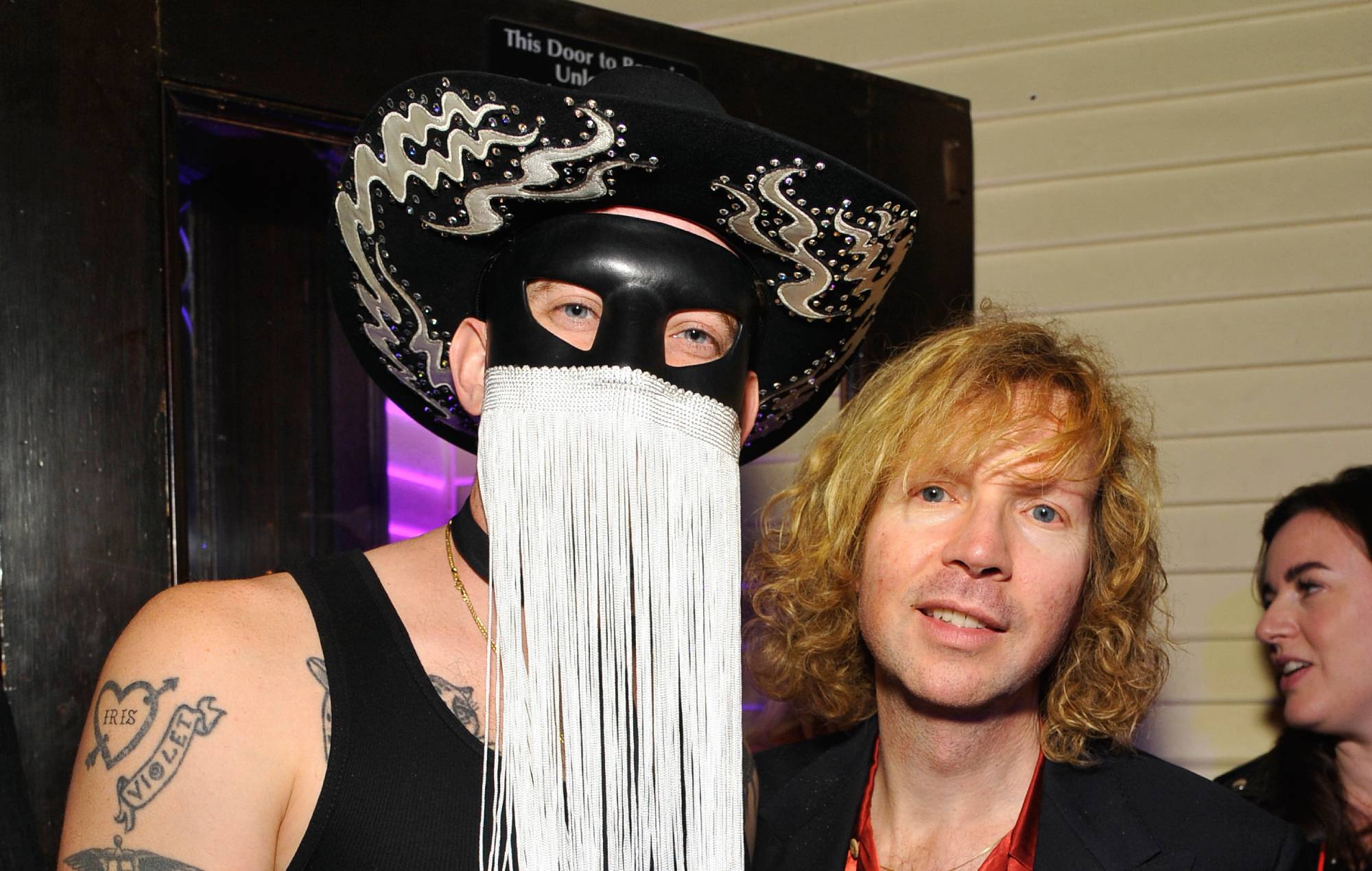 Escucha la nueva colaboración de Orville Peck y Beck, "Death Valley High".