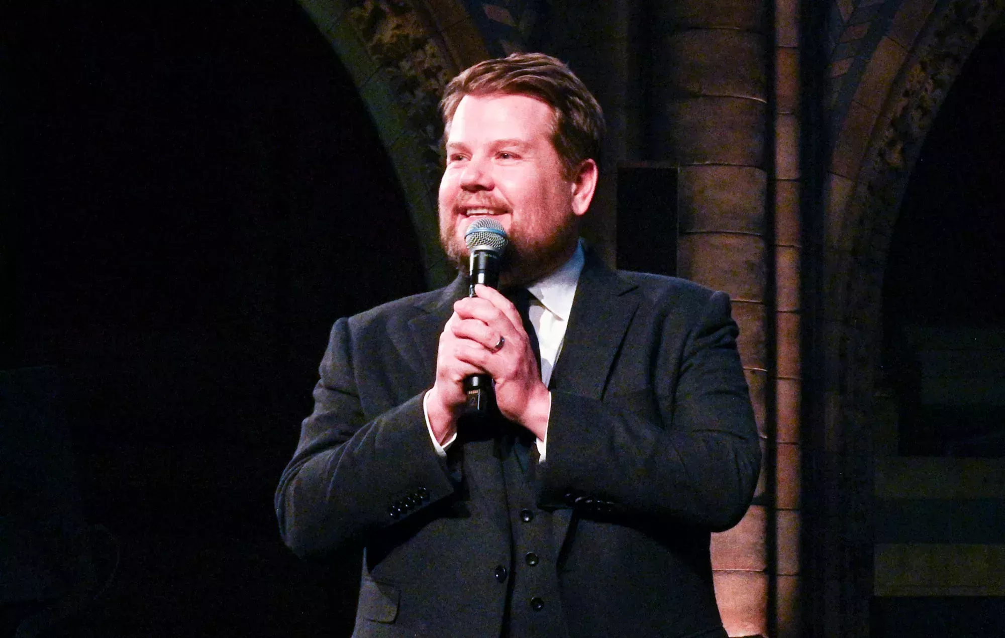 James Corden retrasa el inicio del partido para ver la tanda de penaltis de Inglaterra