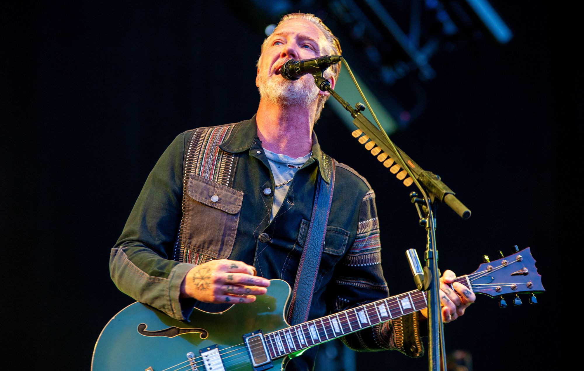 Josh Homme, de Queens Of The Stone Age, revela su "más extraña" petición a un jinete 