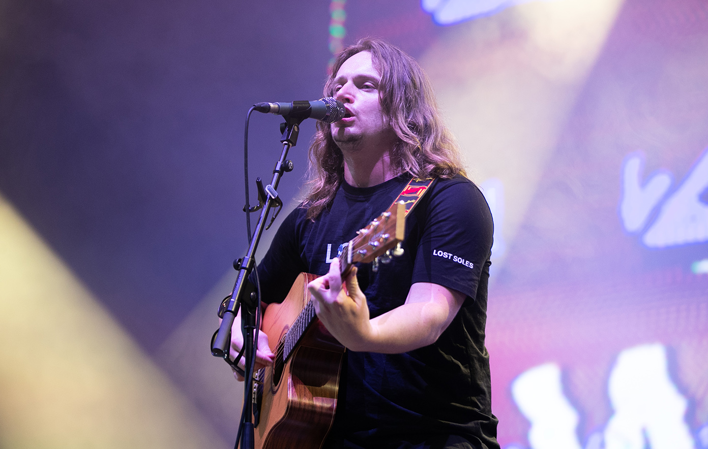 Miembros de The Zutons, Echo &amp; the Bunnymen se unen a Jamie Webster en el escenario del concierto de Liverpool