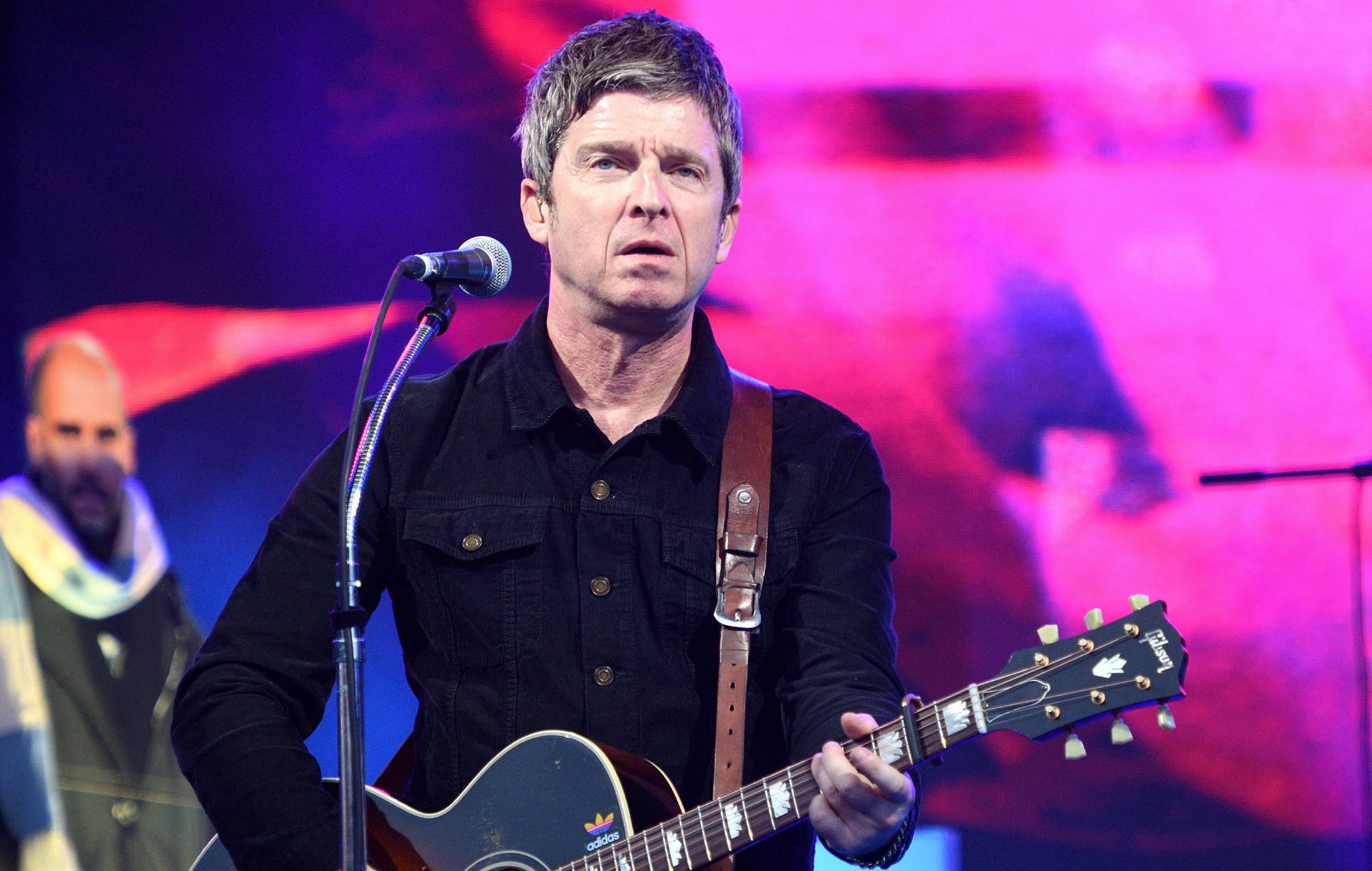 Noel Gallagher dice que Glastonbury "se ha vuelto woke" con "pequeños putos idiotas ondeando banderas"