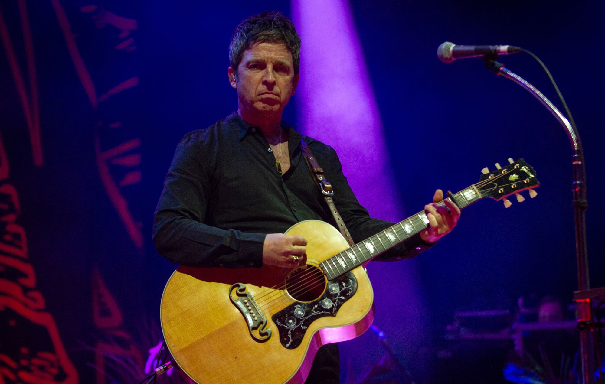 Noel Gallagher se burla de un músico en un concierto en Cardiff: "¿Eres solista? ¿Con un corte de pelo así?"