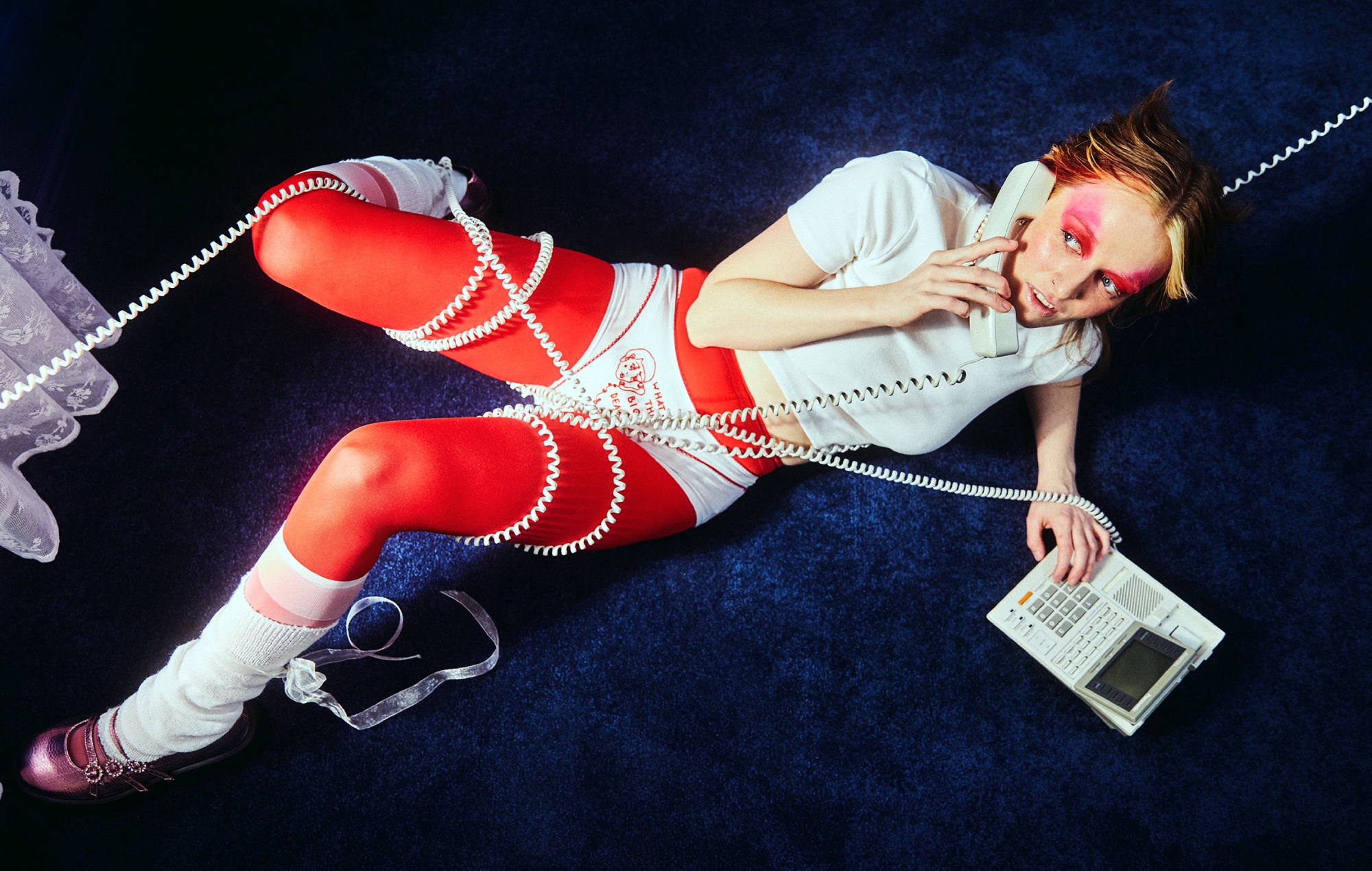 Orla Gartland anuncia su segundo álbum "Everybody Needs A Hero" con el nuevo single "The Hit".