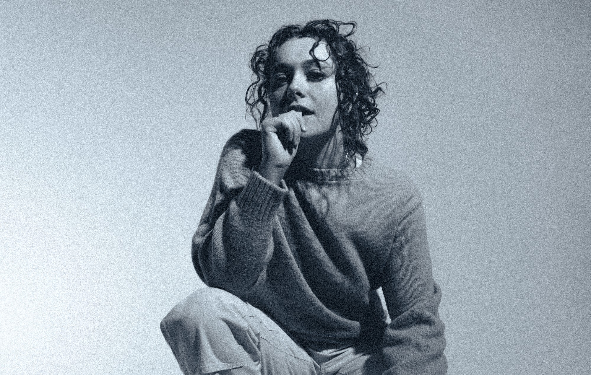 Polly Money, miembro de la gira de The 1975, aborda el síndrome del impostor en su nuevo single "Anything".