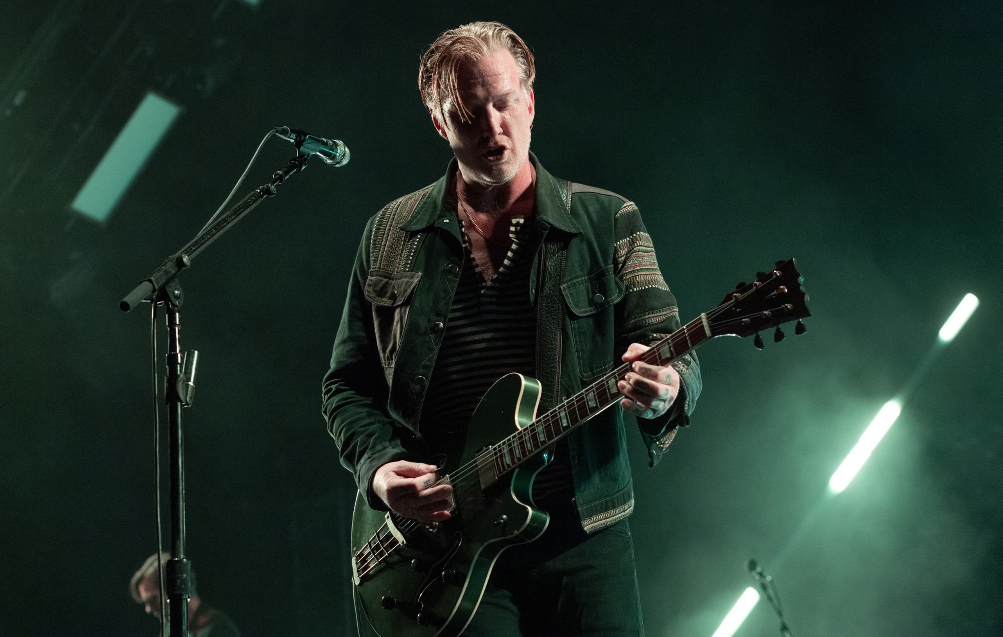 Queens Of The Stone Age cancela sus conciertos europeos debido a que Josh Homme necesita una "cirugía de urgencia" 