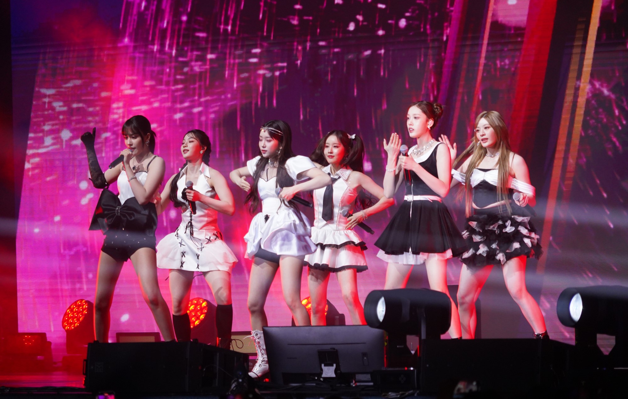 STAYC causa estragos en el divertido videoclip de "Cheeky Icy Thang