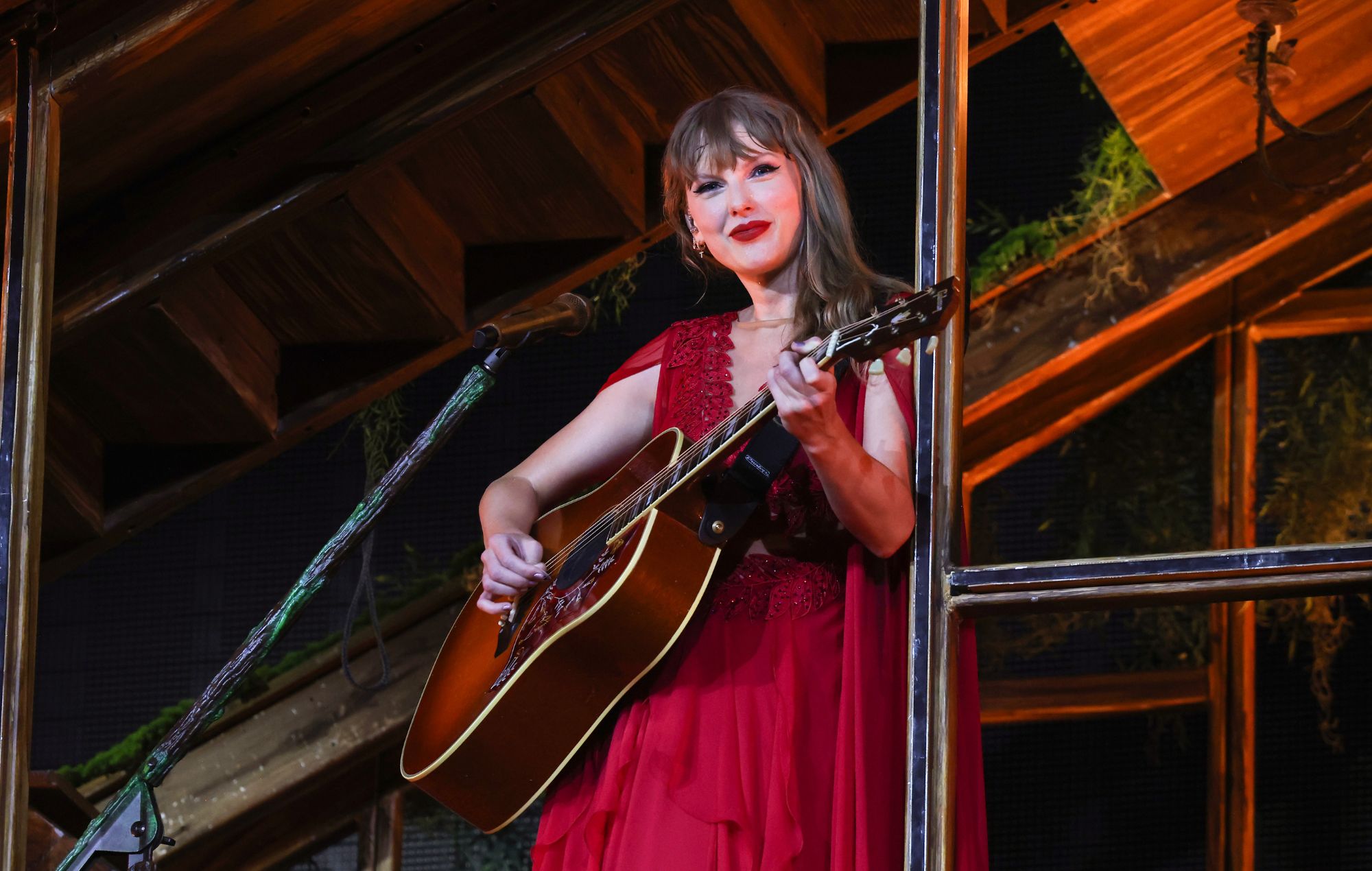 Taylor Swift debuta en directo con "Sweeter Than Fiction