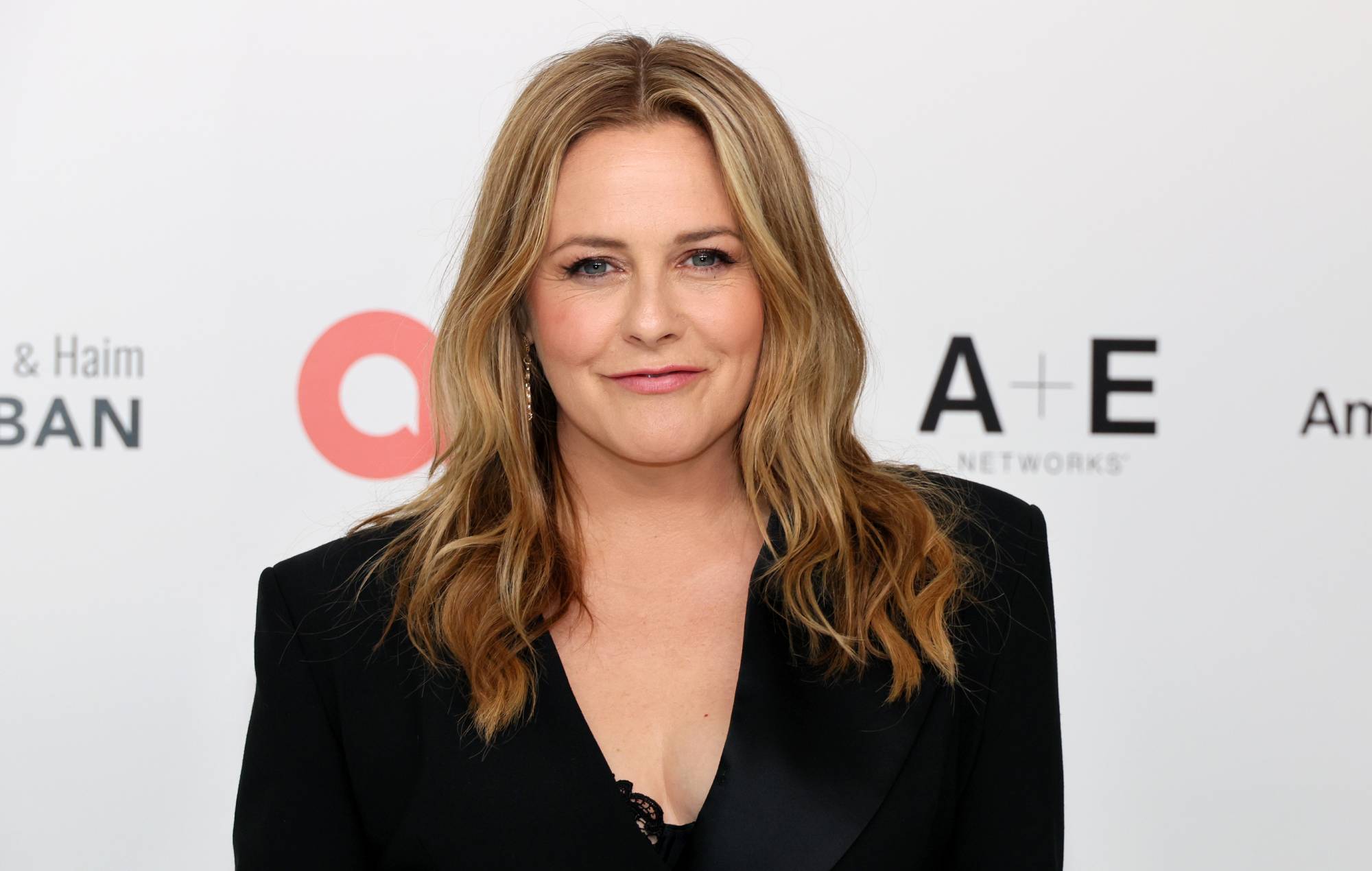 Alicia Silverstone, objeto de burlas por comer una planta venenosa ante las cámaras