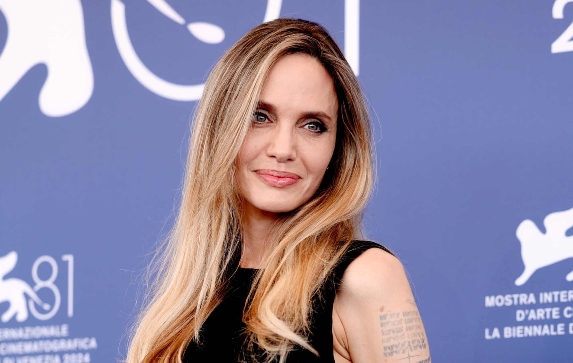 Angelina Jolie llora durante la ovación de ocho minutos por "Maria" en el Festival de Venecia