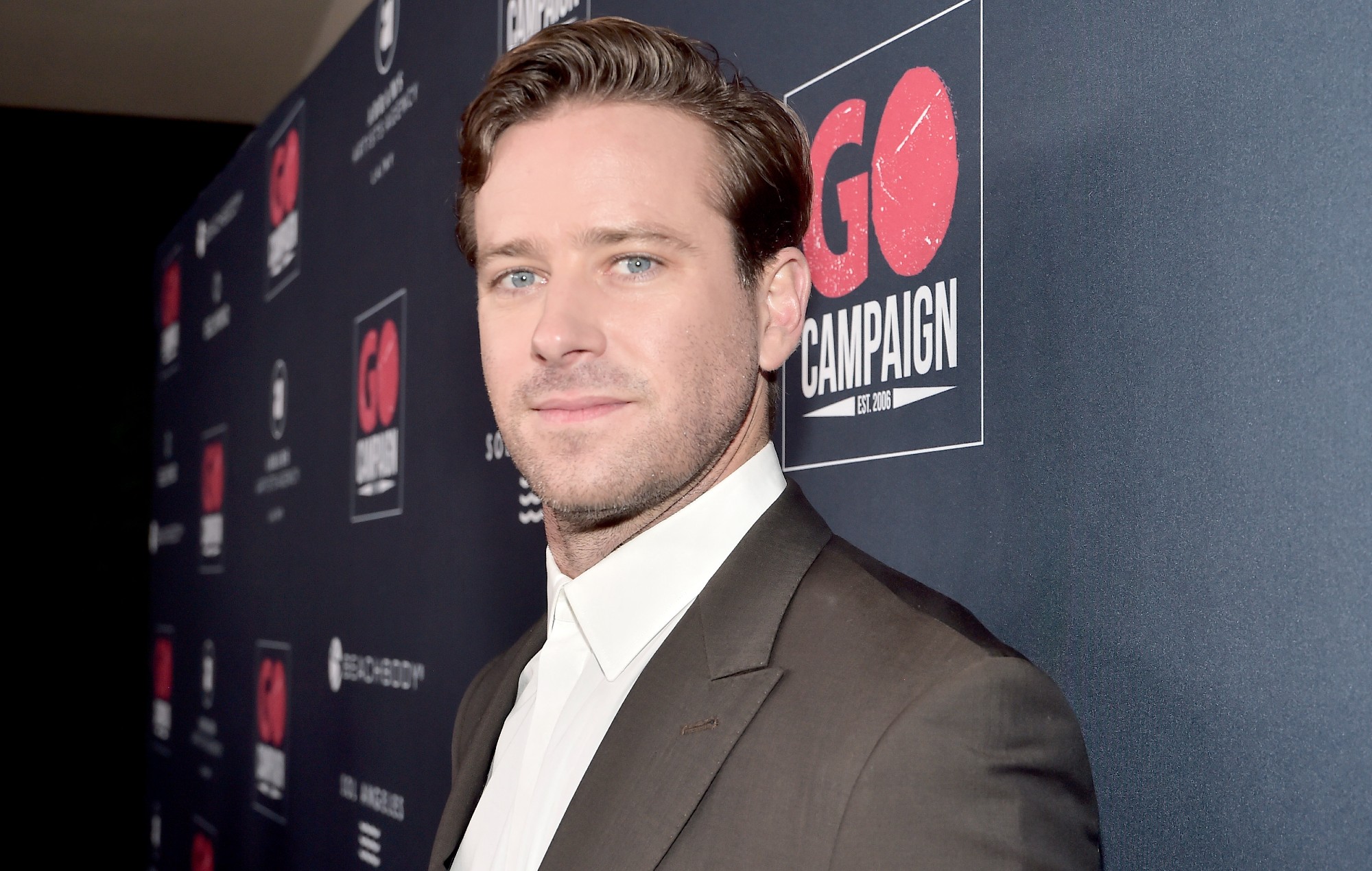 Armie Hammer vende su camioneta porque "ya no puede pagar la gasolina"