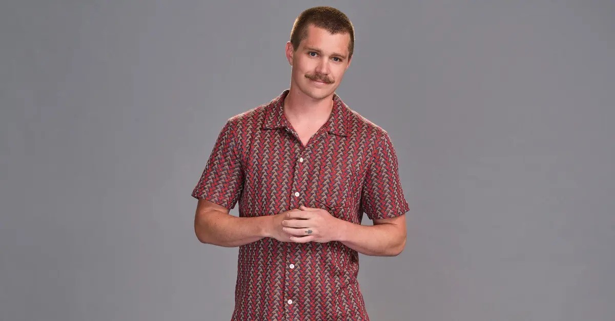 ¿Con quién está relacionado Hud en Claim To Fame? Respuesta