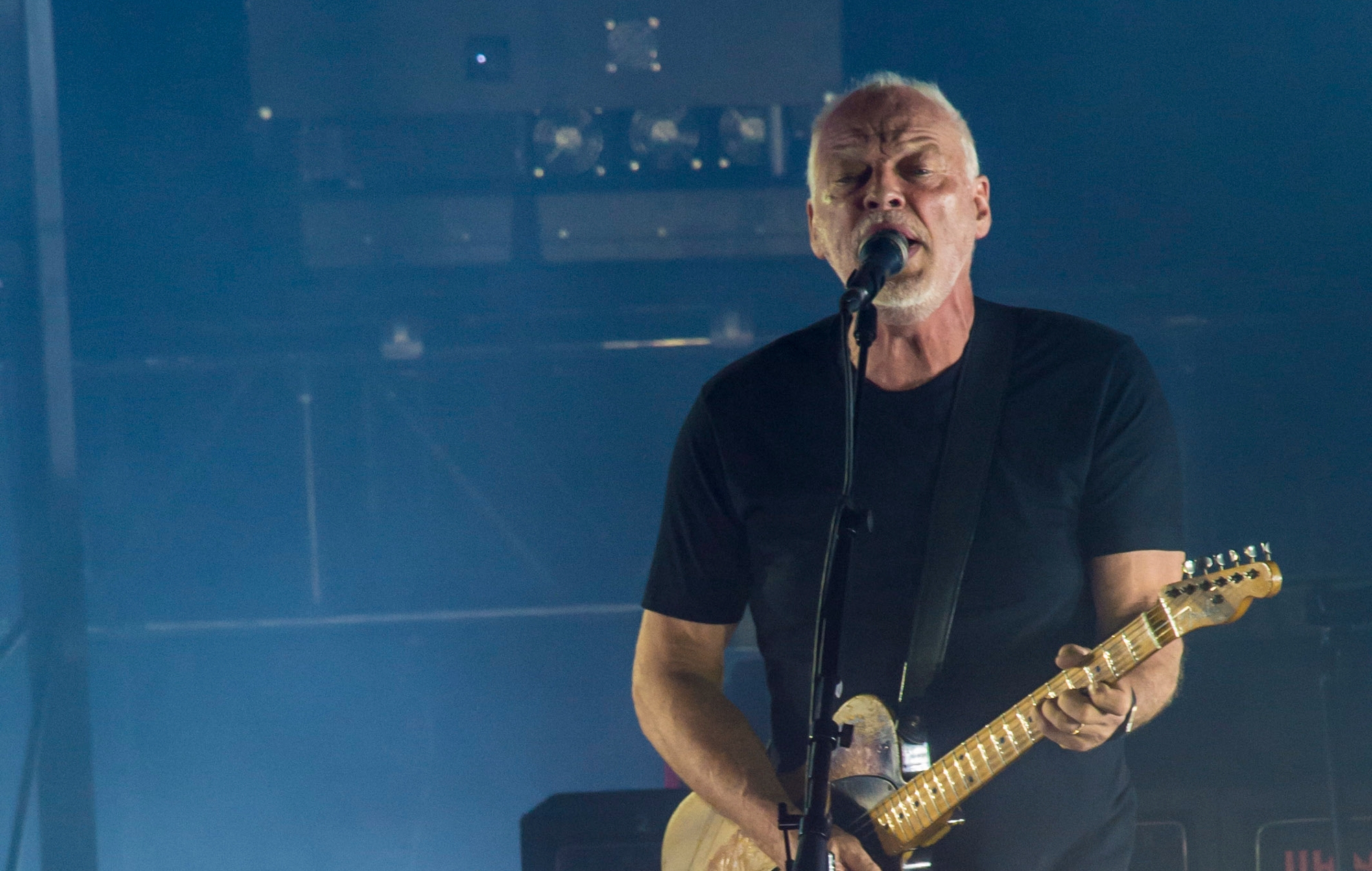 David Gilmour publica su nuevo tema "Dark And Velvet Nights