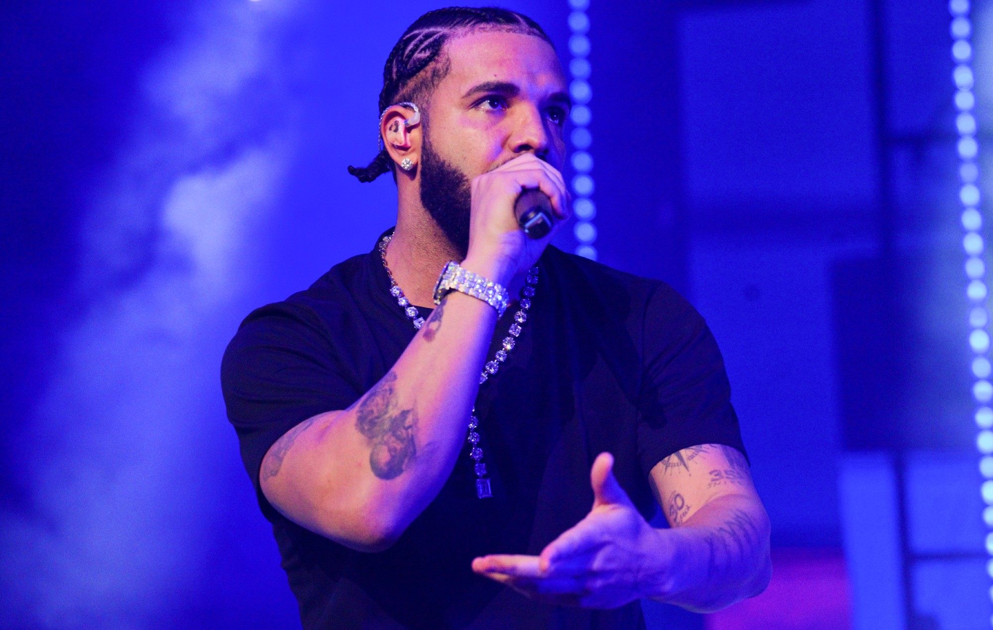 Drake interpreta una versión de "Hey There Delilah" inspirada en Toronto y anuncia un nuevo álbum con PartyNextDoor