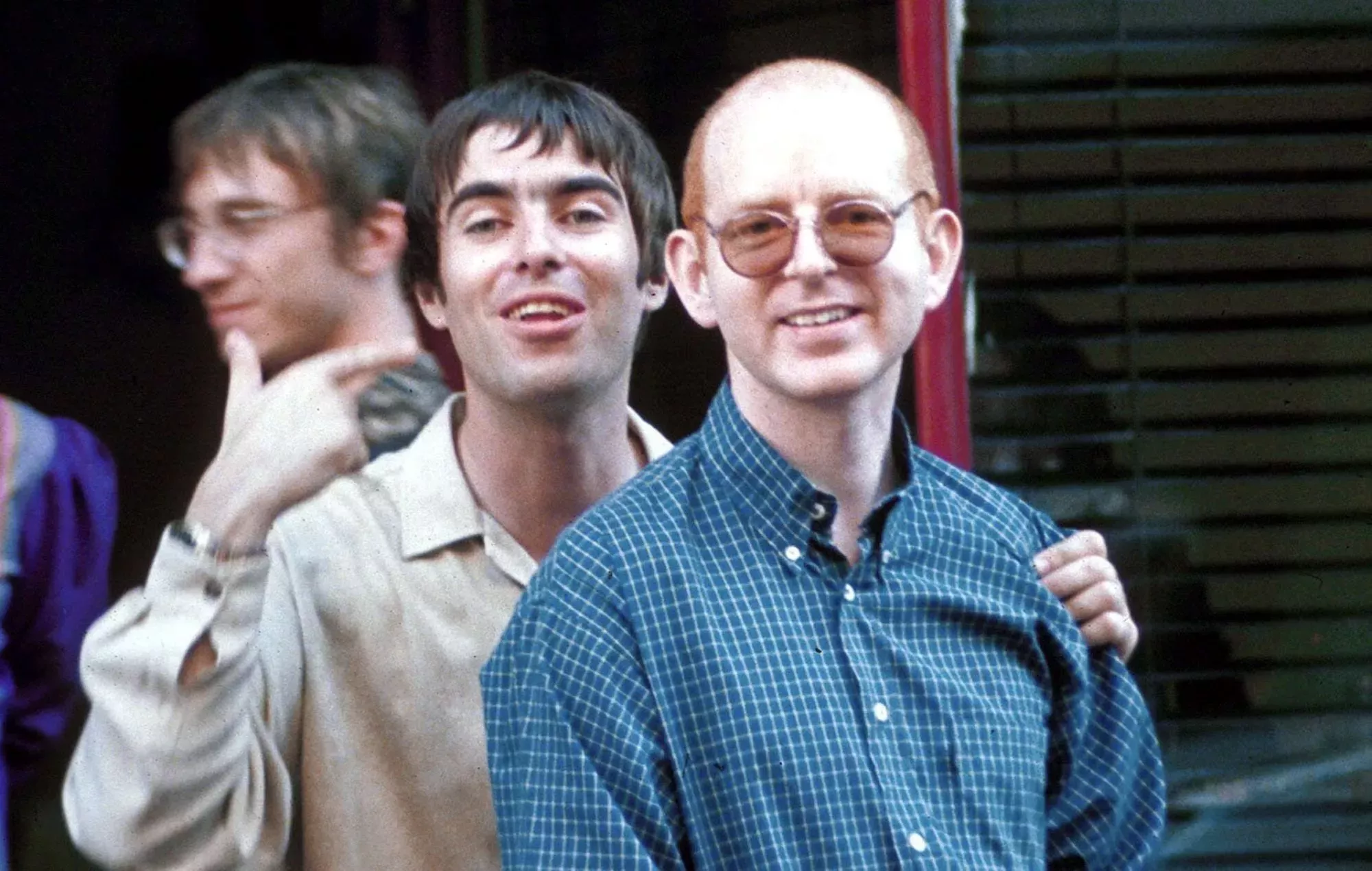 El ex manager de Oasis Alan McGee comparte la historia detrás de la legendaria foto con Liam Gallagher