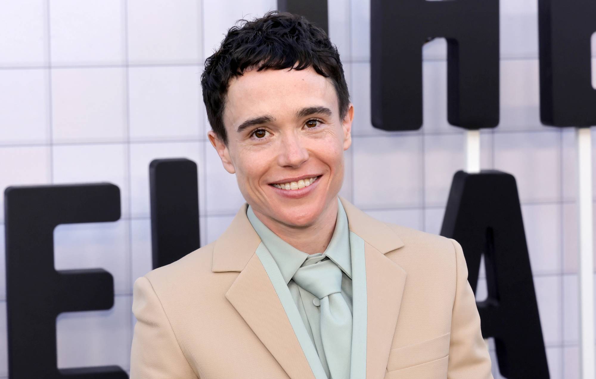 Elliot Page describe la "experiencia sanadora" de interpretar a un hombre trans en 'Close To Me'