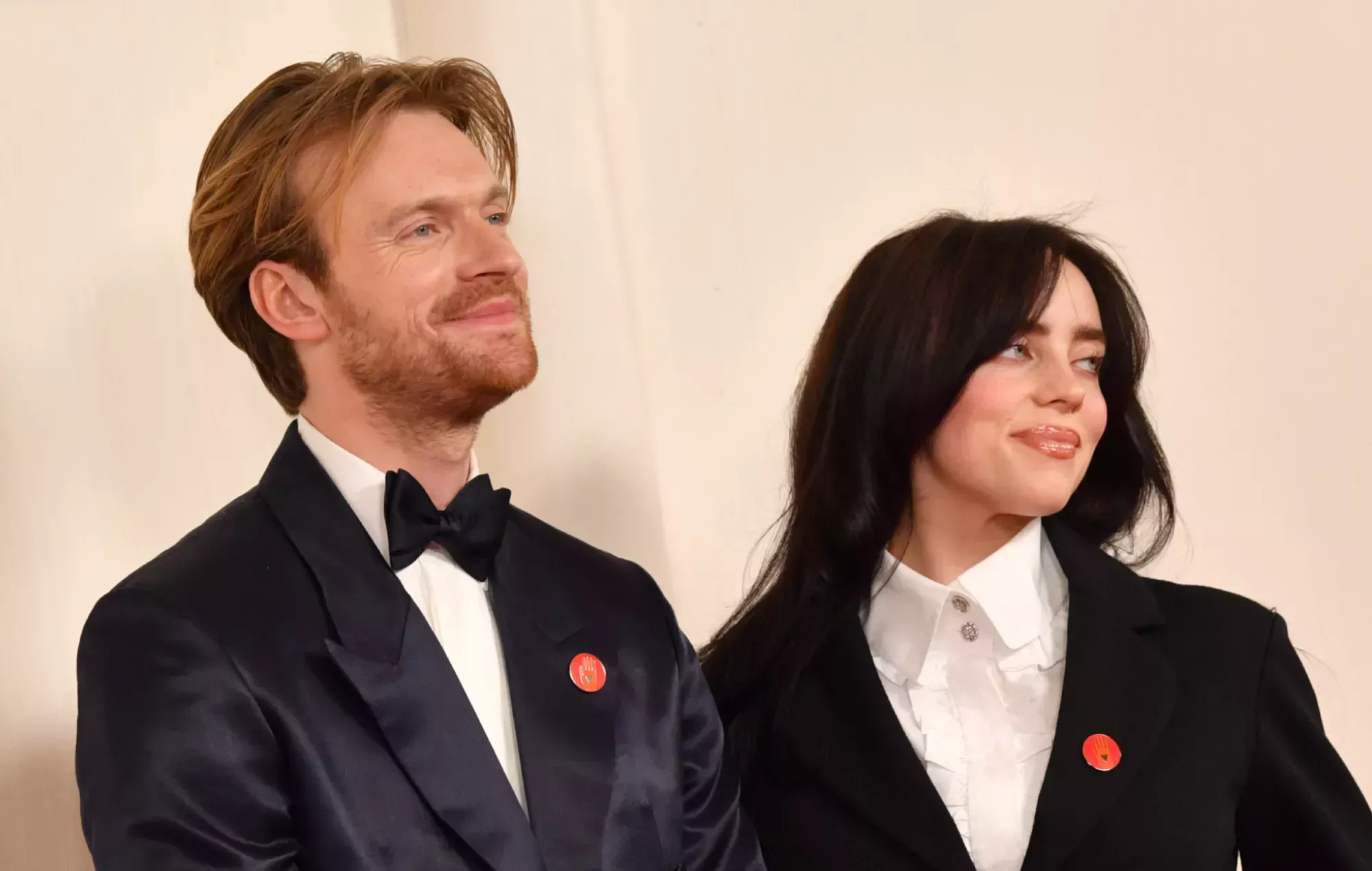 Finneas defiende a Billie Eilish de un comentarista que llama 