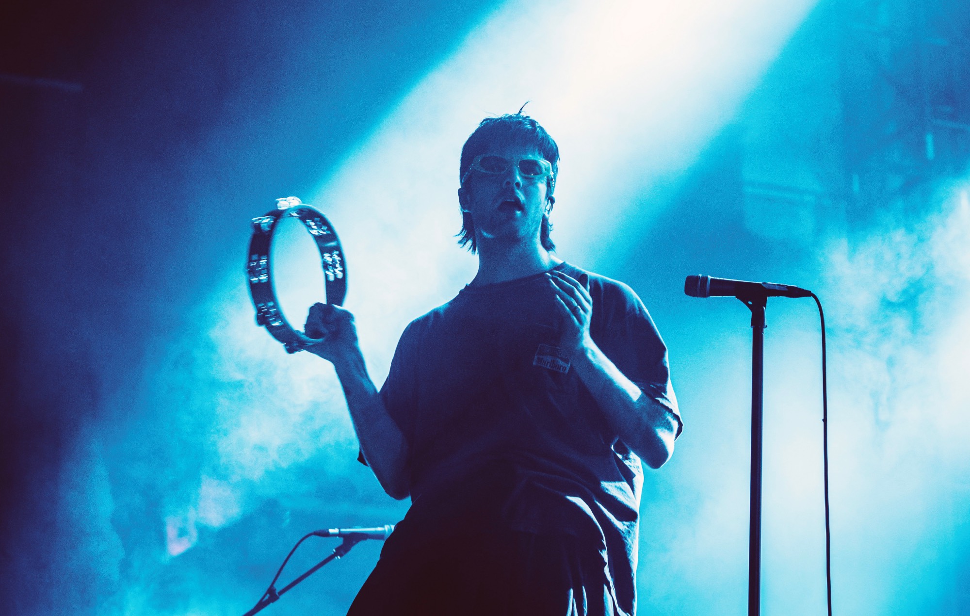 Fontaines D.C. explican el sonido "neón y ridículo" de 'Romance' y la nueva imagen del grupo