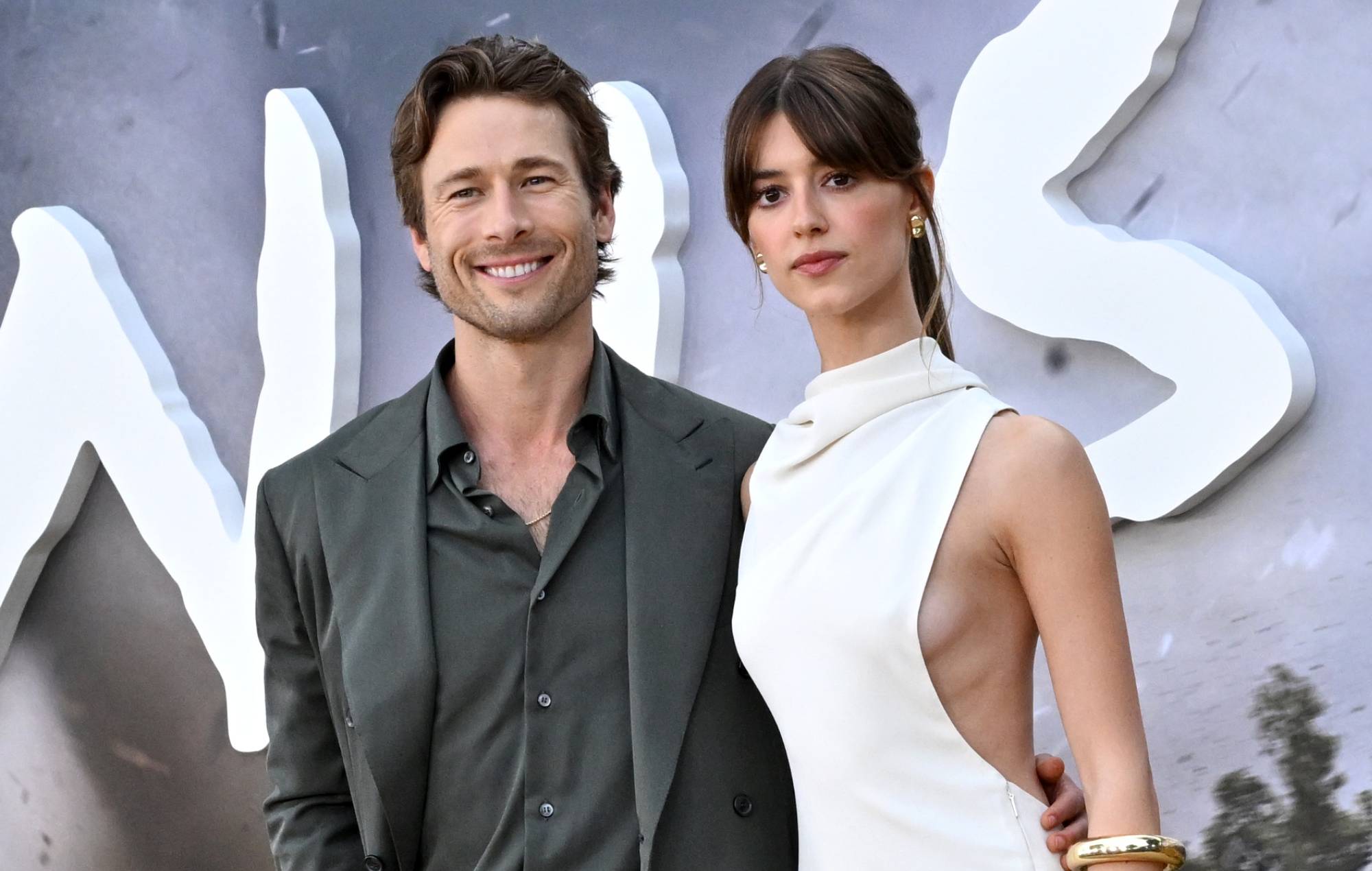 Glen Powell responde a las críticas por la escena del beso con Daisy Edgar-Jones en "Twisters