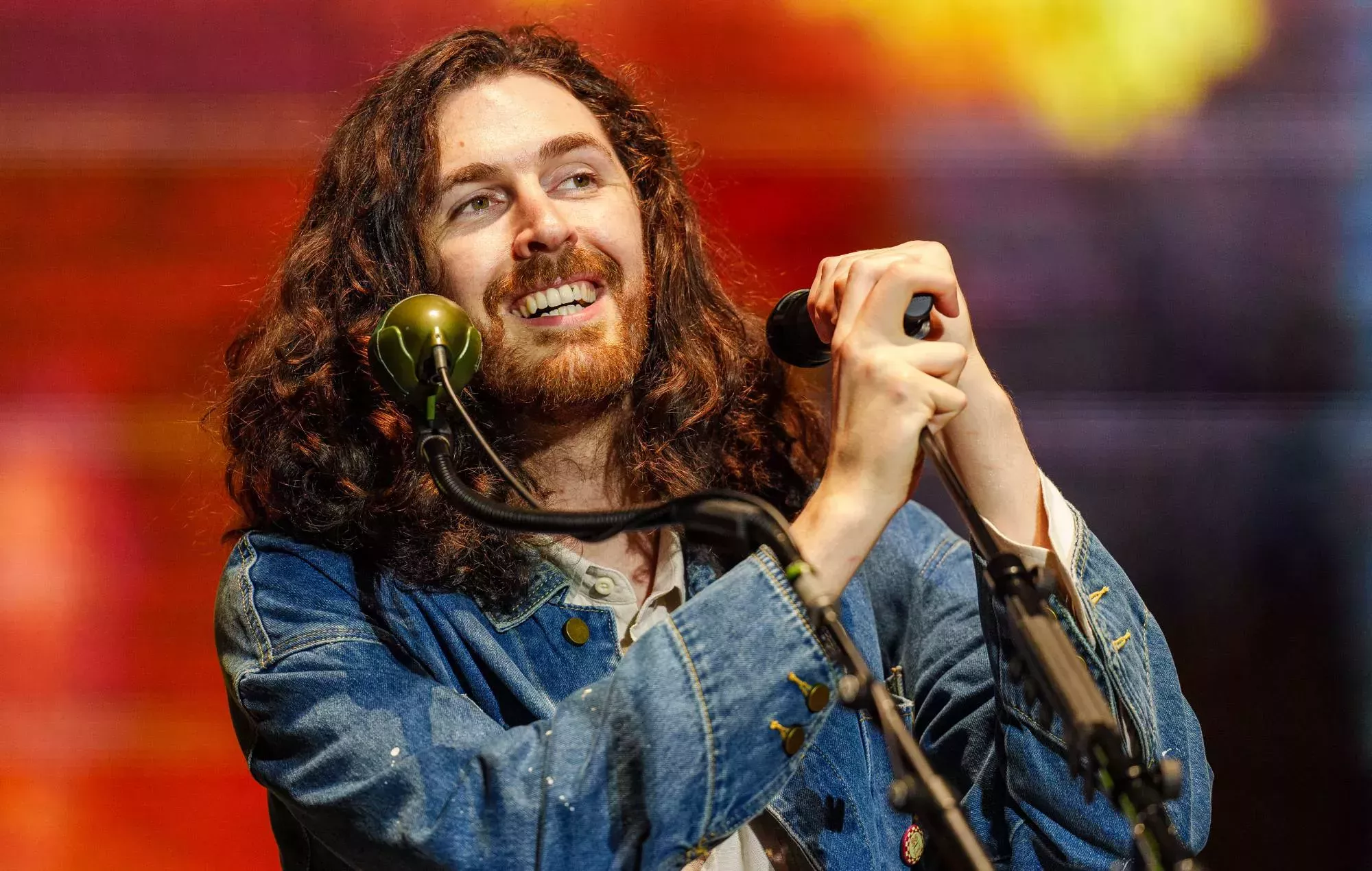 Hozier se queda confuso mientras sus fans se enzarzan durante 'Cherry Wine': 