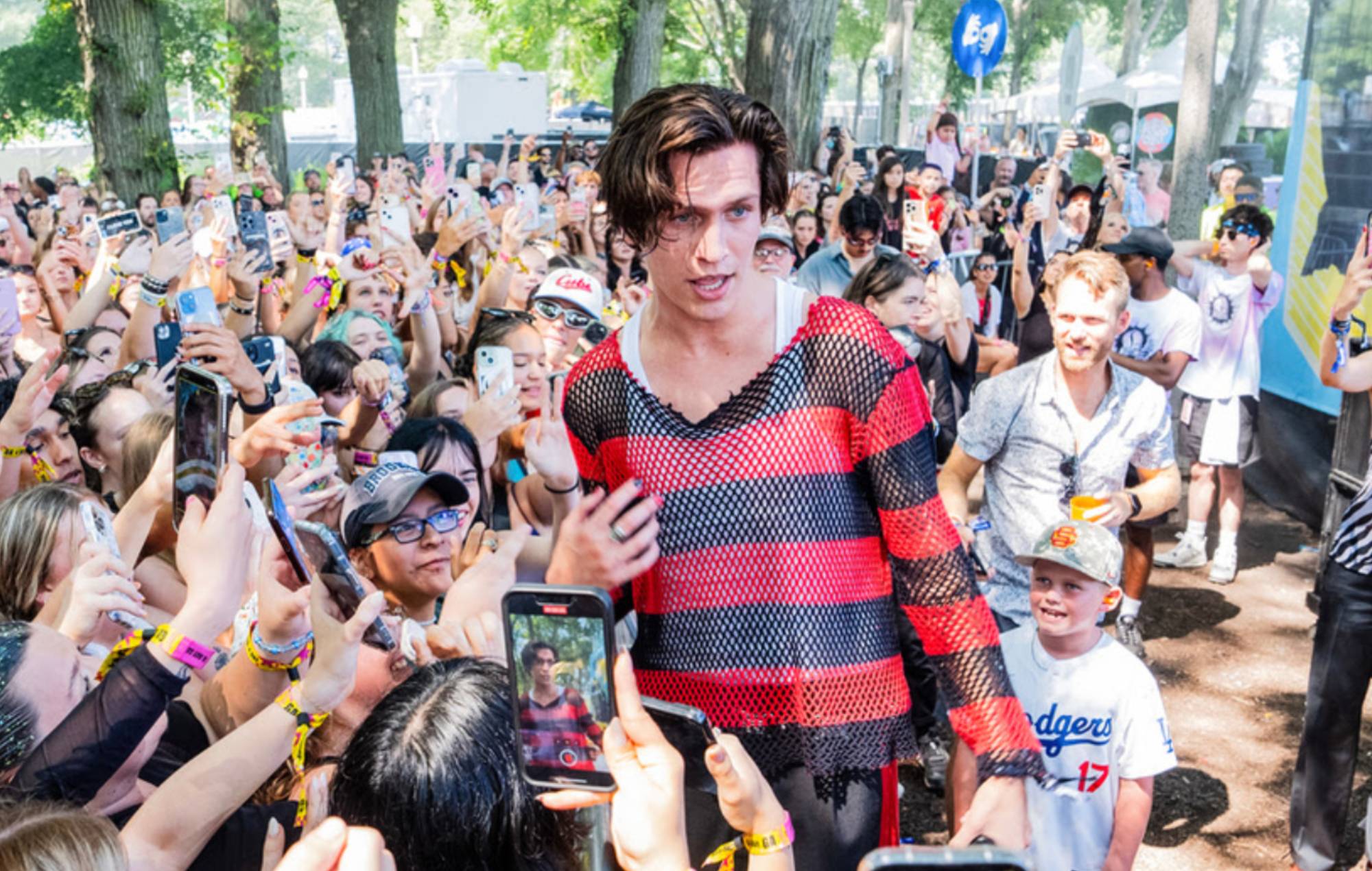 Huddy habla del renacimiento del pop-punk y de cómo su novia se convirtió en su musa