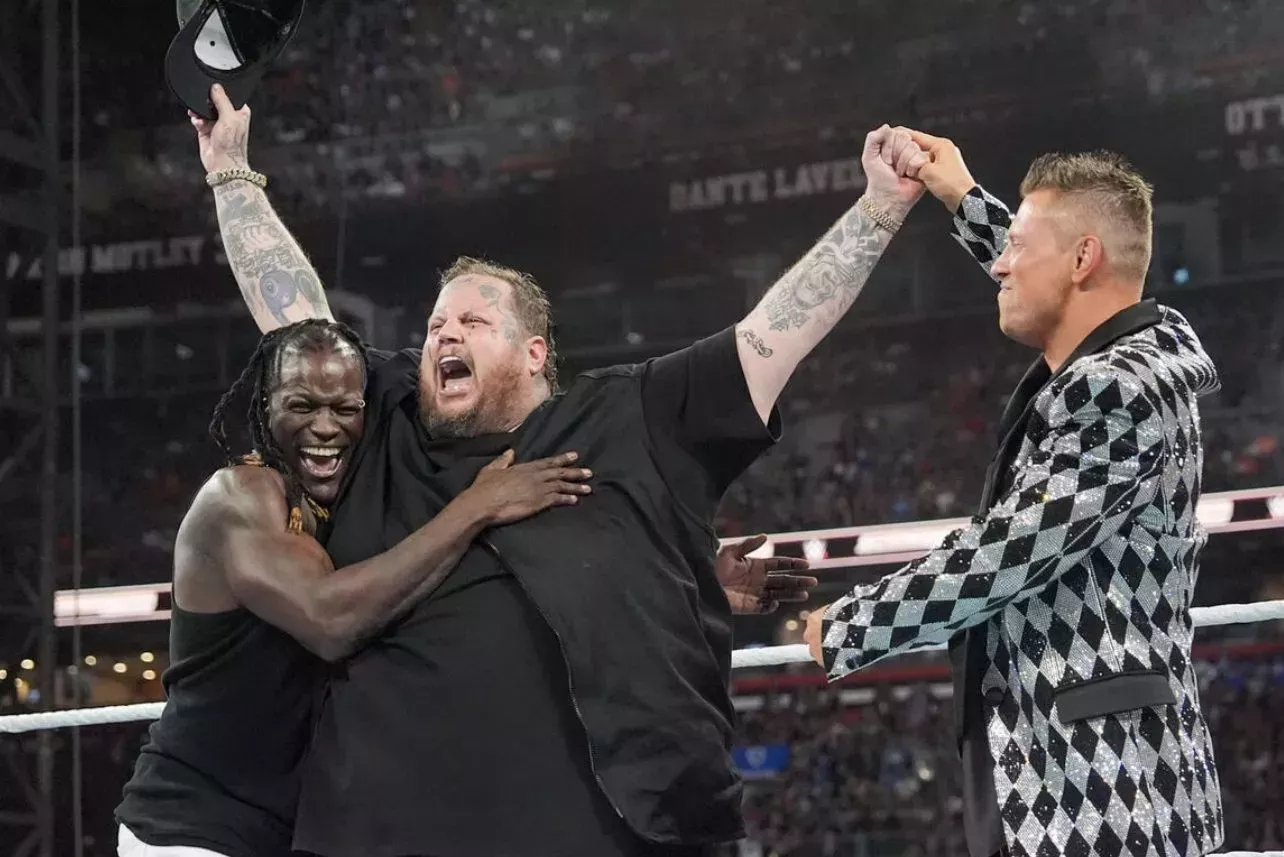 

	
		Jelly Roll actúa - ¡y sube al ring! - en el WWE SummerSlam de Cleveland, MGK también participa
	
	