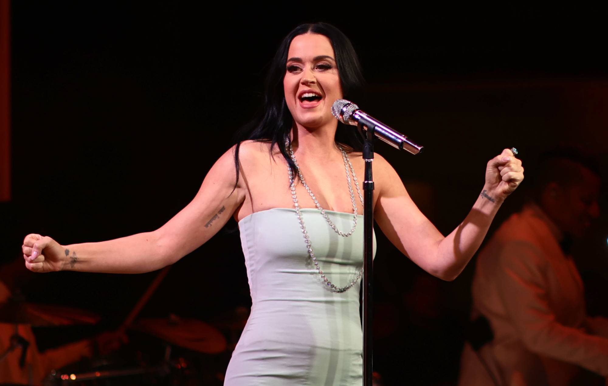 Katy Perry estrena tres nuevas canciones de "143" en un concierto íntimo en Los Ángeles