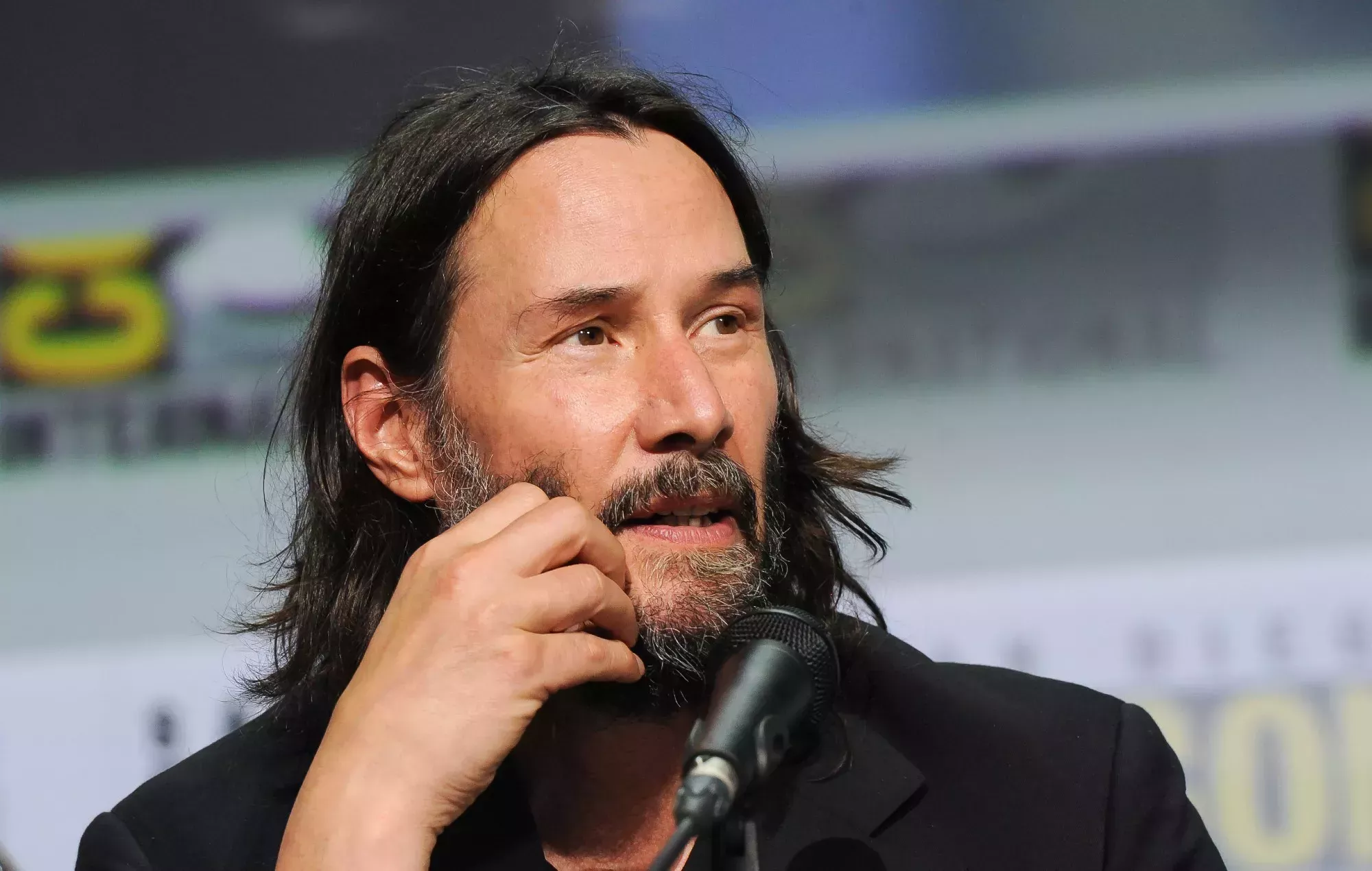 Keanu Reeves ficha por un día por un equipo de hockey canadiense
