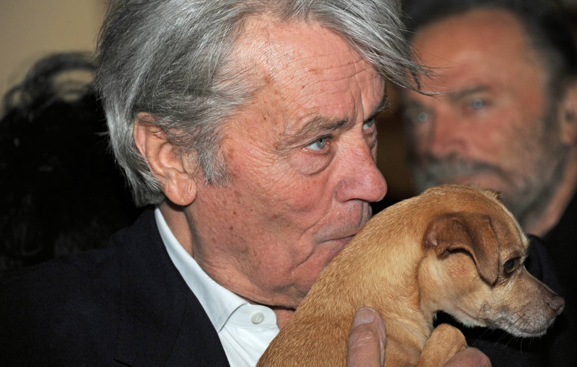 La familia de Alain Delon desmiente el deseo del actor de practicar la eutanasia a su perro