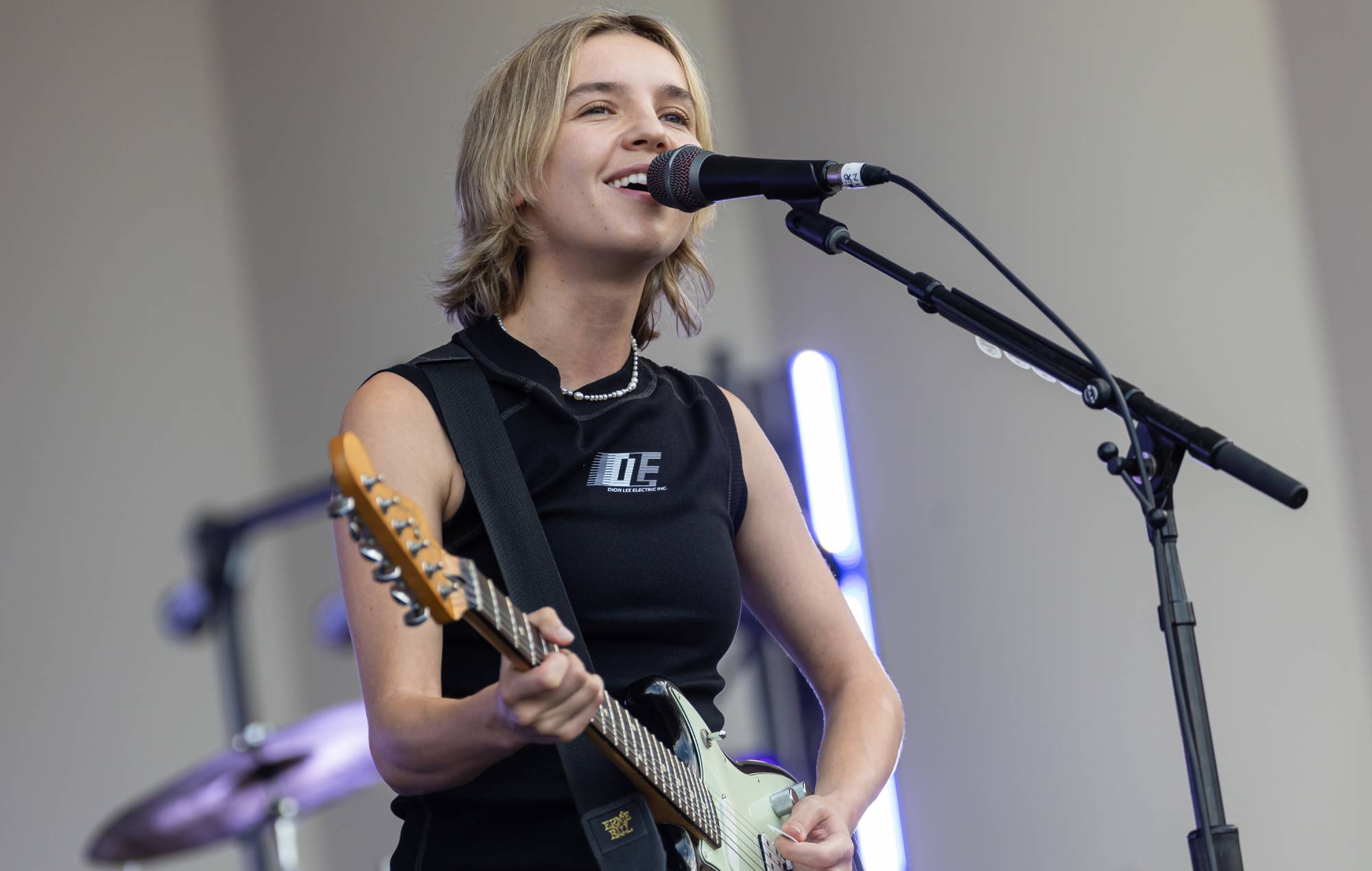 La japonesa habla de su compromiso por una "canción de amor loco" y de su colaboración con George Daniel.