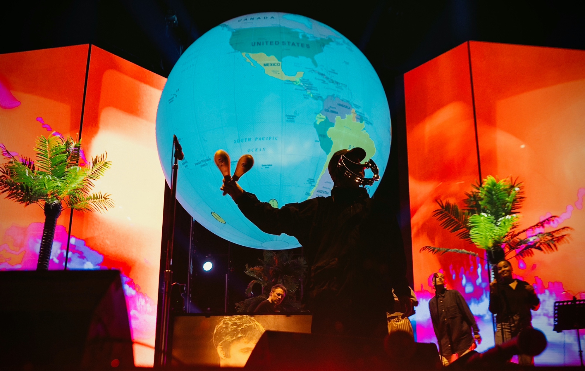 Liam Gallagher regala un globo terráqueo gigante con la canción "Definitely Maybe" de Oasis para instalarlo en el Co-op Live de Manchester