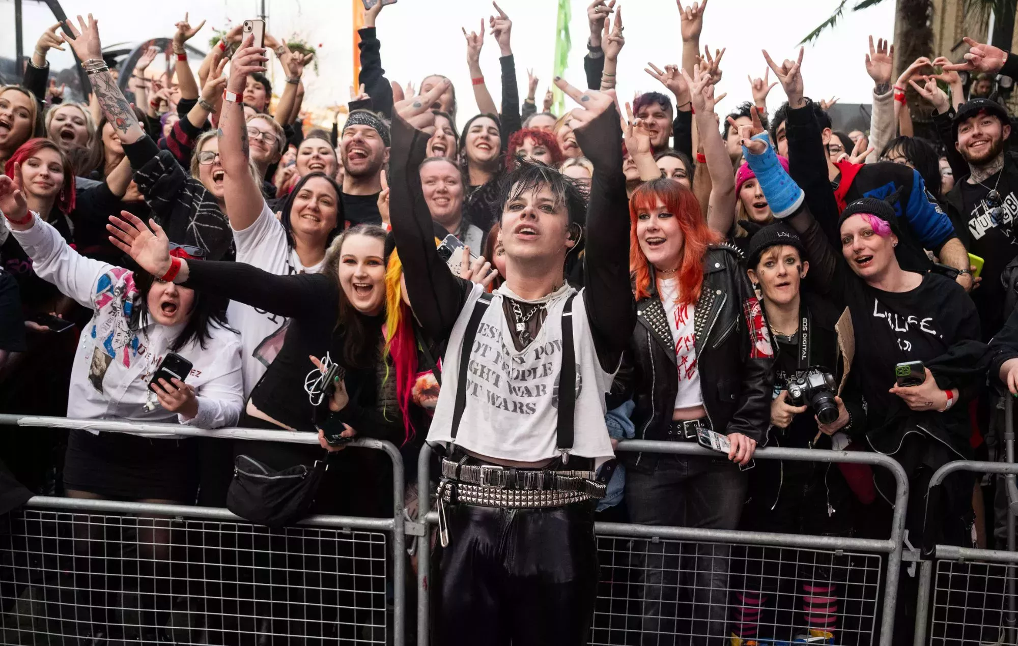 Los aficionados se quejan de desmayos, largas colas y sobrecalentamiento a las puertas del primer Bludfest 2024 de Yungblud