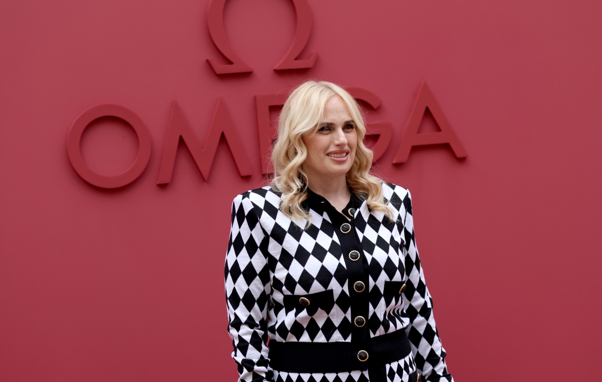 Los productores de la película de Rebel Wilson la acusan de "mentiras viciosas" y ponen en duda las acusaciones de Sacha Baron Cohen